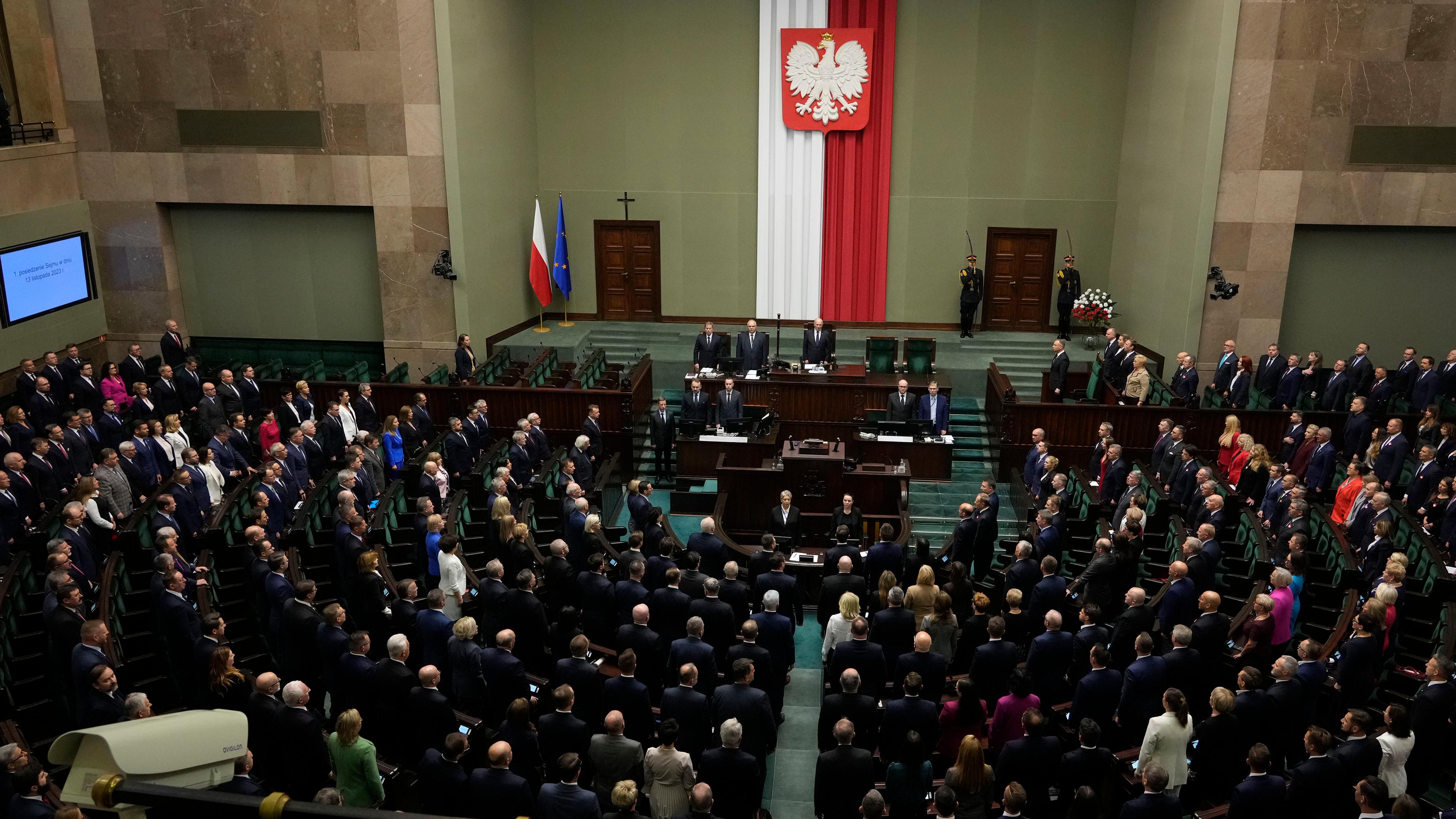 Polen, Warschau: Neu gewählte Mitglieder des polnischen Parlaments nehmen an der ersten Sitzung des Unterhauses (Sejm) teil.