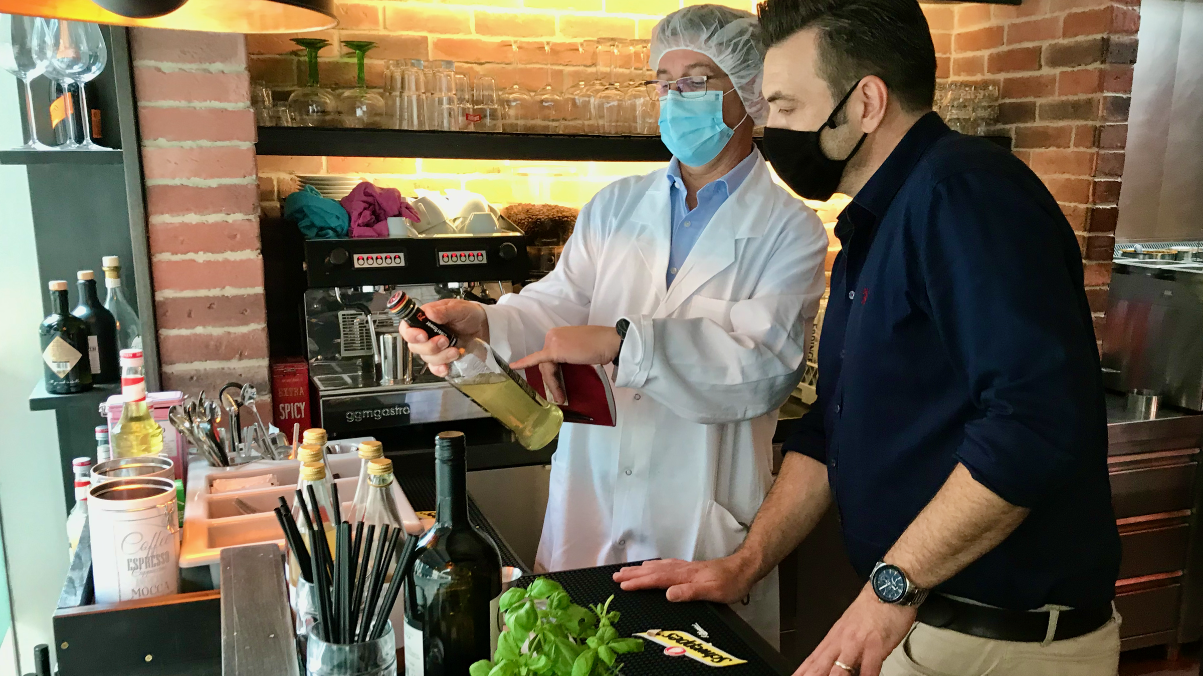 Lebensmittelkontrolleur bei Kontrolle in einem Restaurant