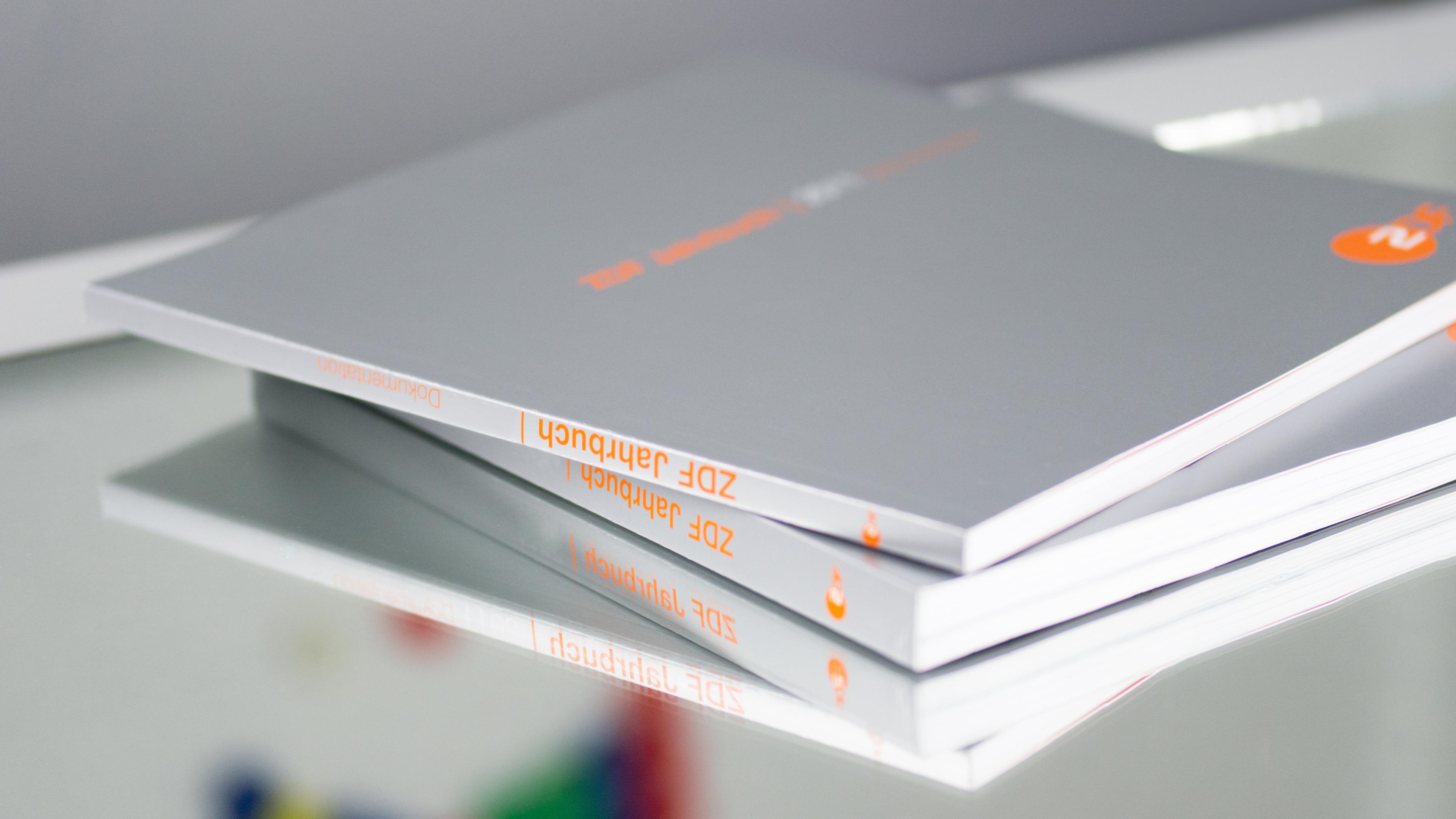 Typical für ZDF Jahrbuch : Jahrbücher liegen auf Spiegel