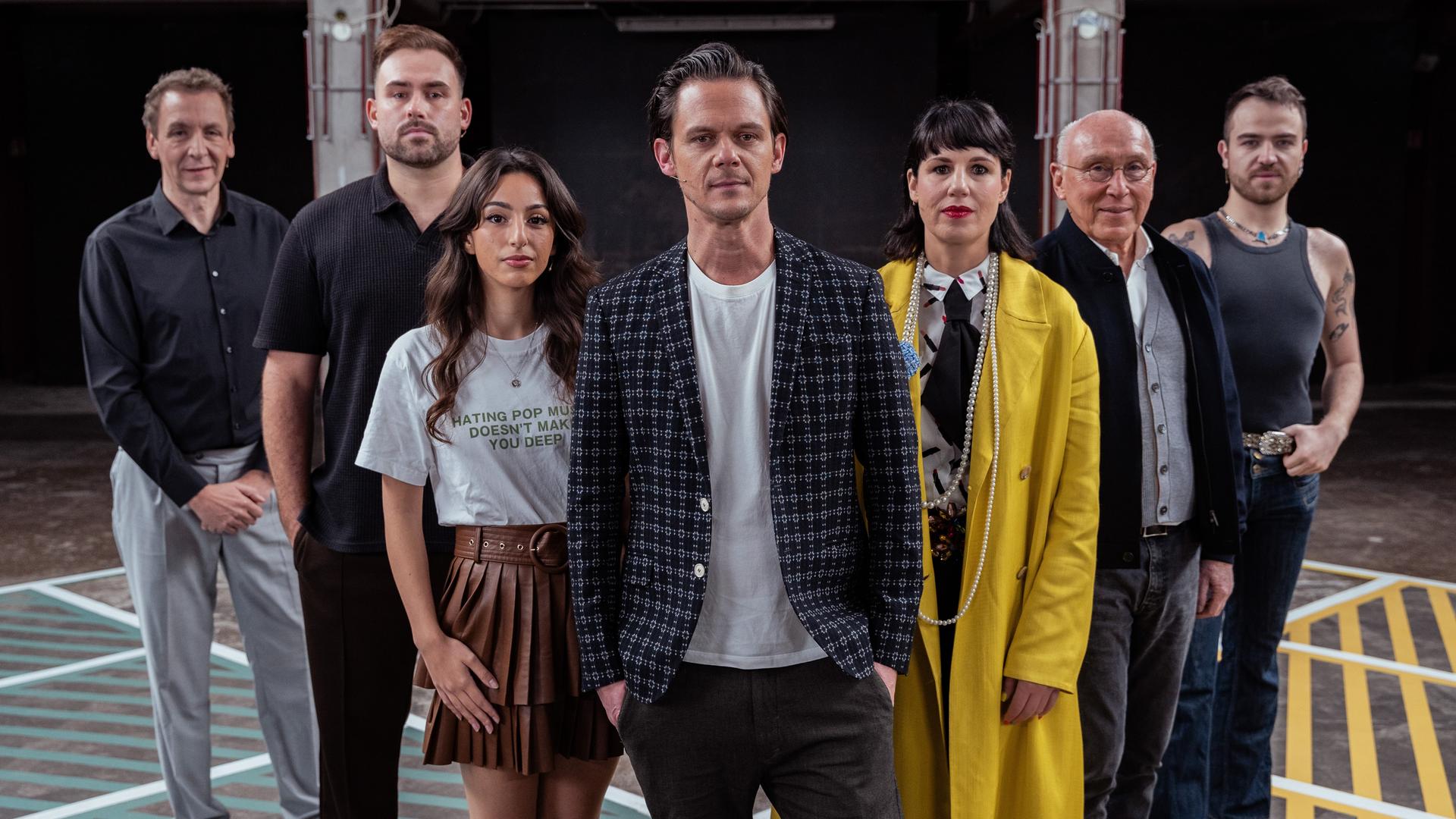 Moderator Jo Schück steht mit seinen sechs Gästen auf dem 13 Fragen-Spielfeld.