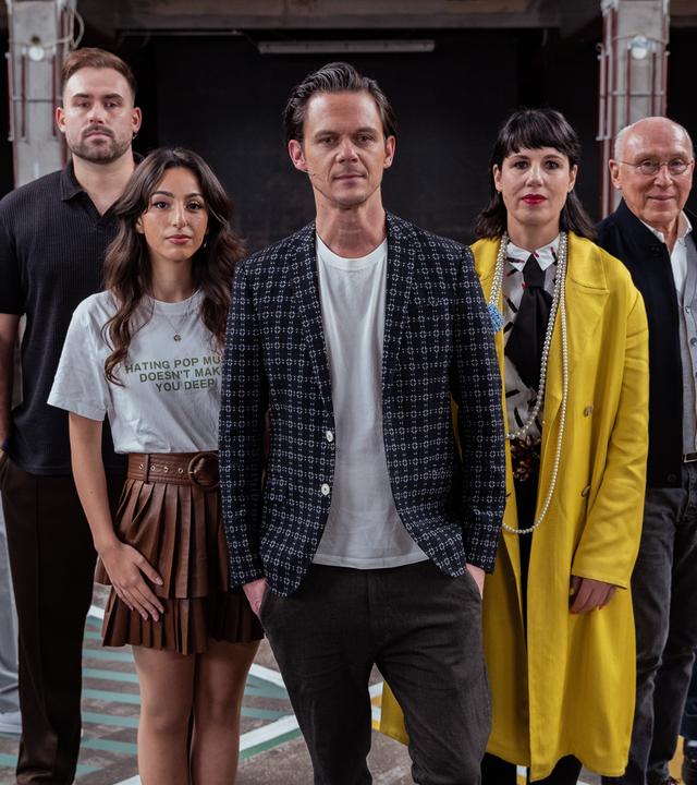 Moderator Jo Schück steht mit seinen sechs Gästen auf dem 13 Fragen-Spielfeld.