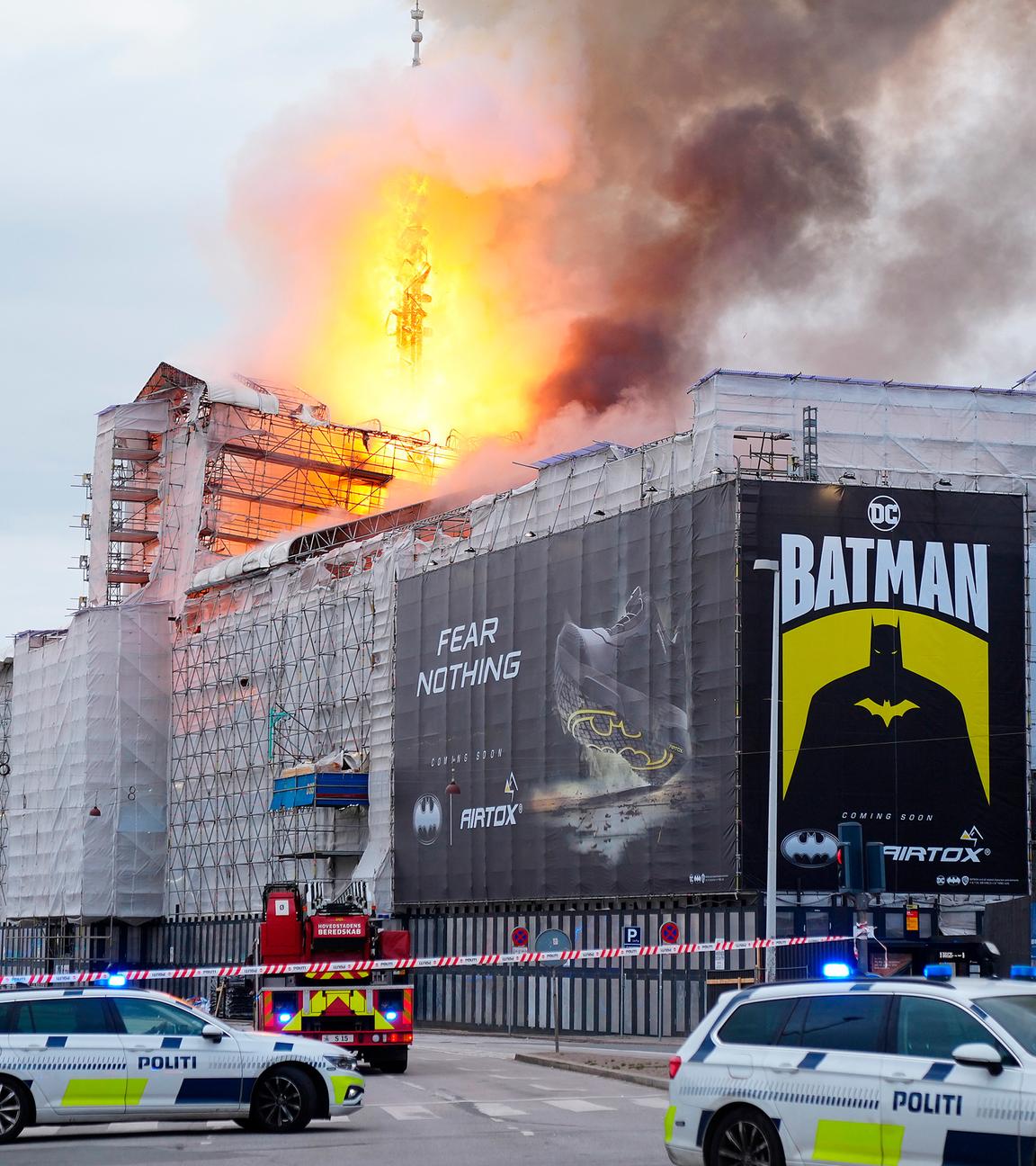 Feuer und Rauch steigen aus der Alten Börse bei einem Brand, aufgenommen am in 16.04.2024 in Kopenhagen