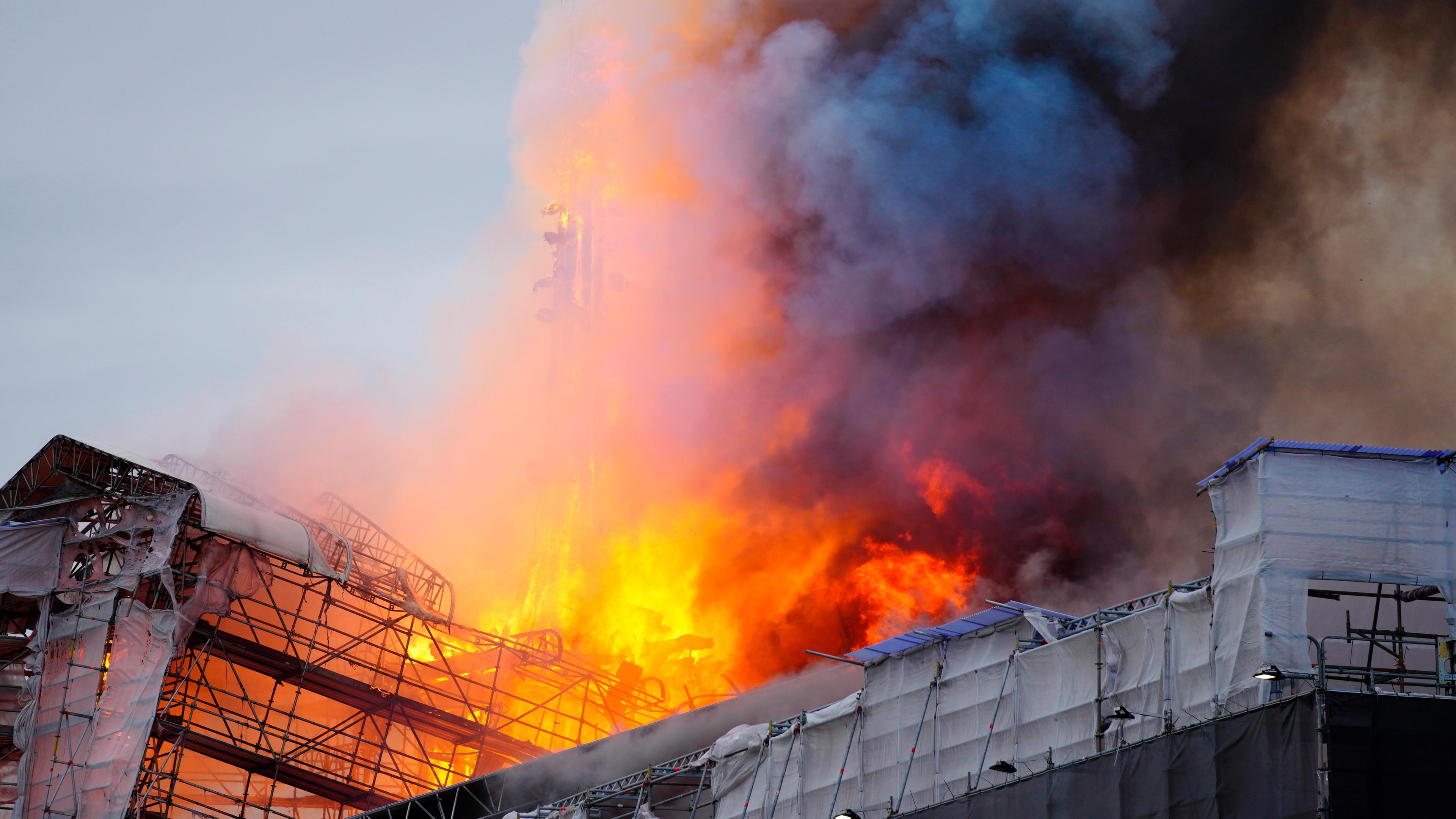 Feuer und Rauch steigen aus der Alten Börse bei einem Brand, aufgenommen am in 16.04.2024 in Kopenhagen