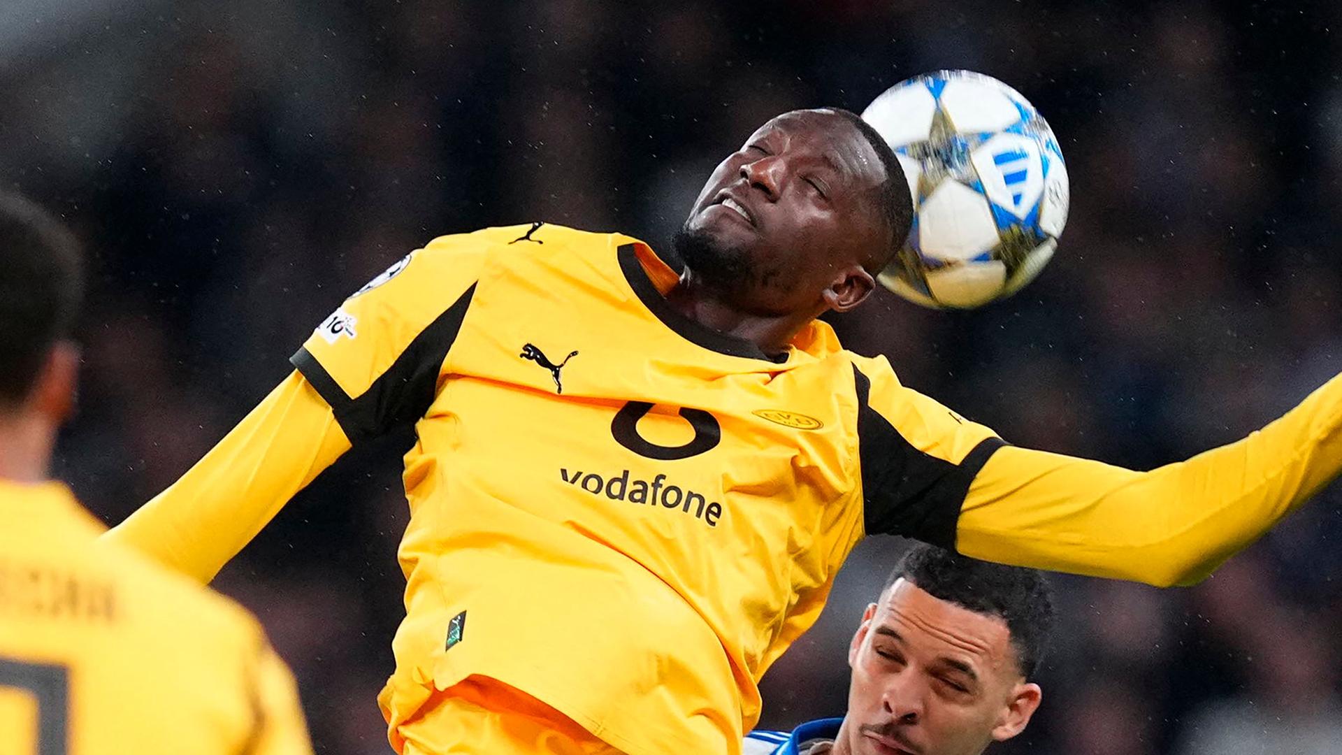 Serhou Guirassy springt zum Kopfball hoch