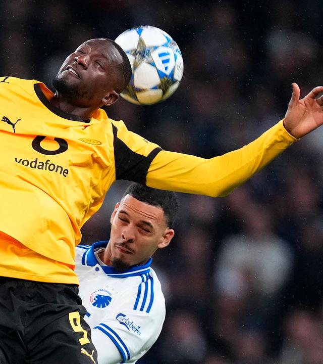 Serhou Guirassy springt zum Kopfball hoch