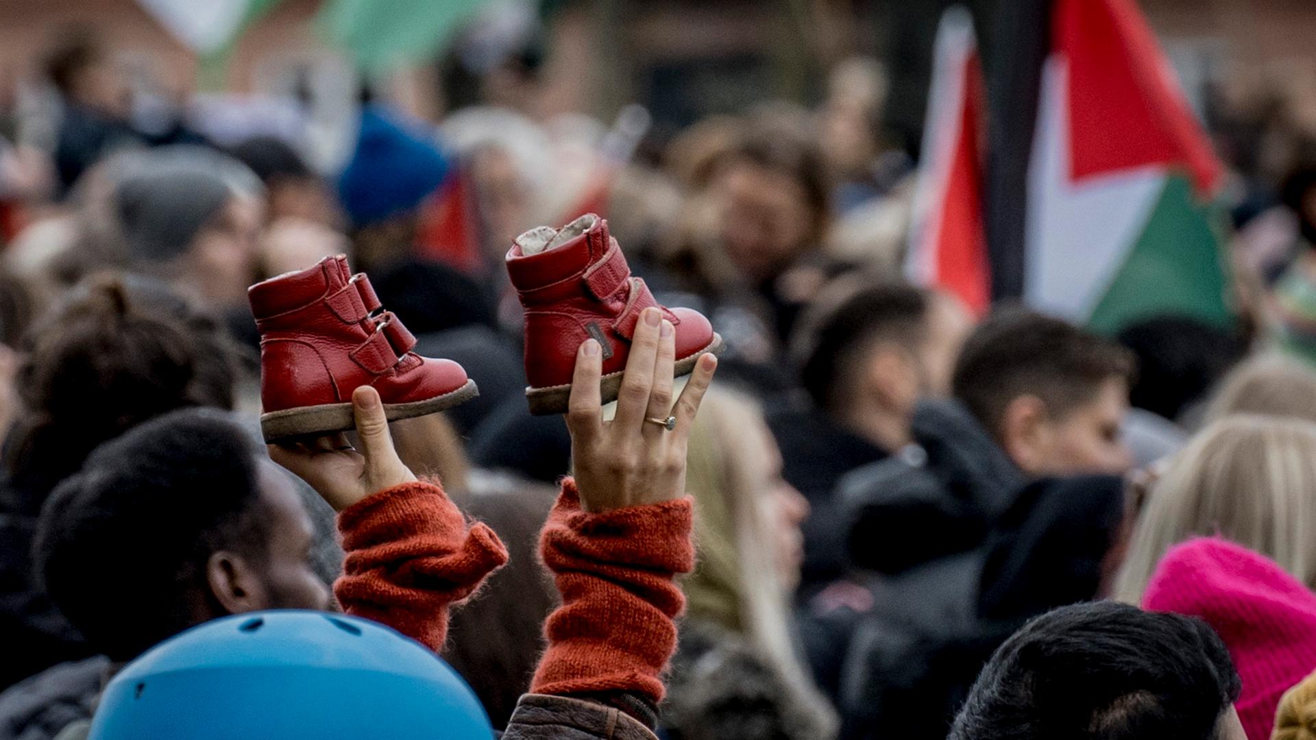 Menschen demonstrieren am Christiansborg Schlossplatz für die Palästinenser im Gazastreifen.
