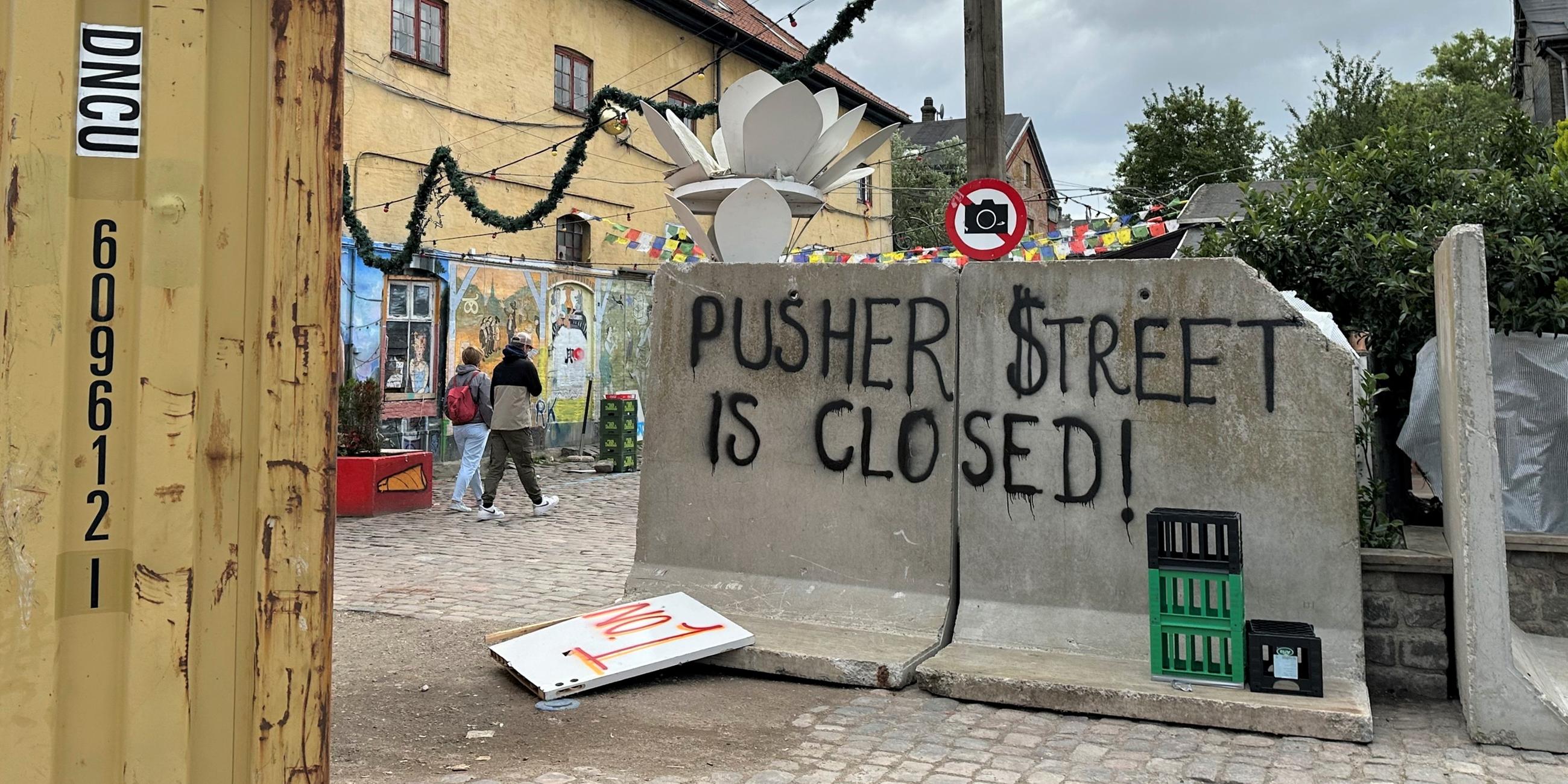 Dänemark, Kopenhagen: "Pusher Street is closed!" (Die Pusher Street ist geschlossen) steht an einer Blockade in der Kopenhagener Freistadt Christiania geschrieben.