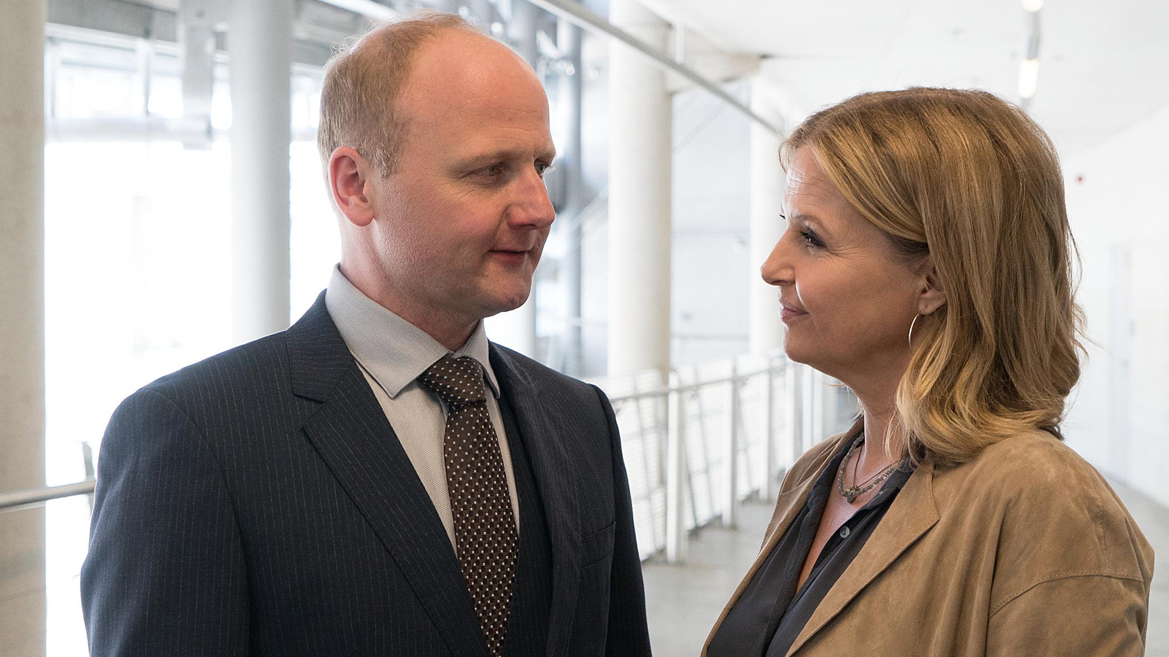 Vera Lanz (Katharina Böhm) und Staatsanwalt Dr. Hartmann (Christian Hockenbrink) tauschen Informationen aus.
