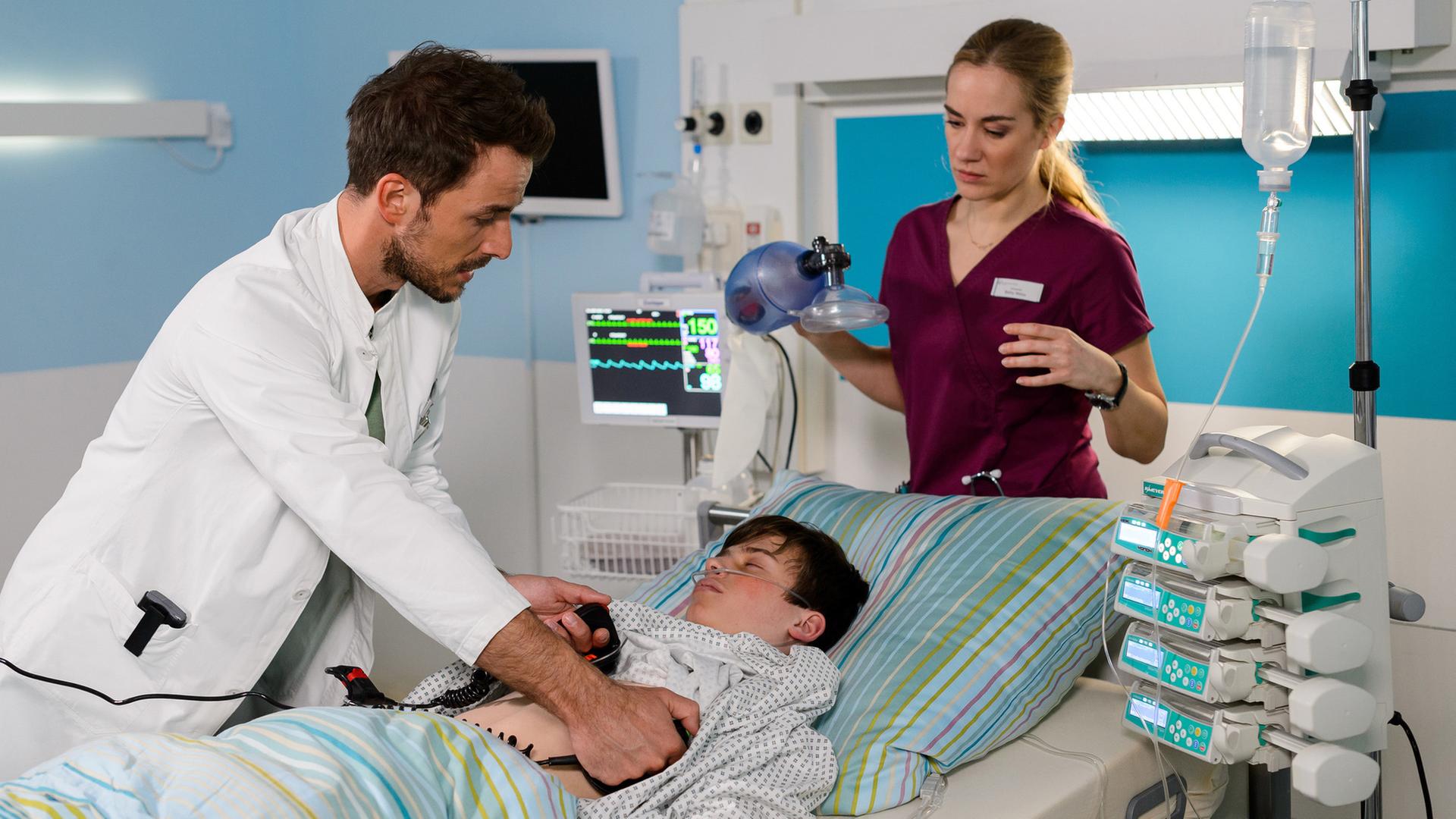 "Bettys Diagnose - Kopf oder Herz": Betty Weiss (Annina Hellenthal) und Dr. Frank Stern (Max Alberti) reanimieren den Patienten Paul Herder (Paul Lennard Sundheim).