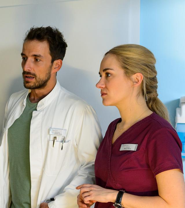 Martin Herder, Annette Herder, Dr. Frank Stern und Betty Weiss führen ein ernstes Gespräch im Krankenzimmer
