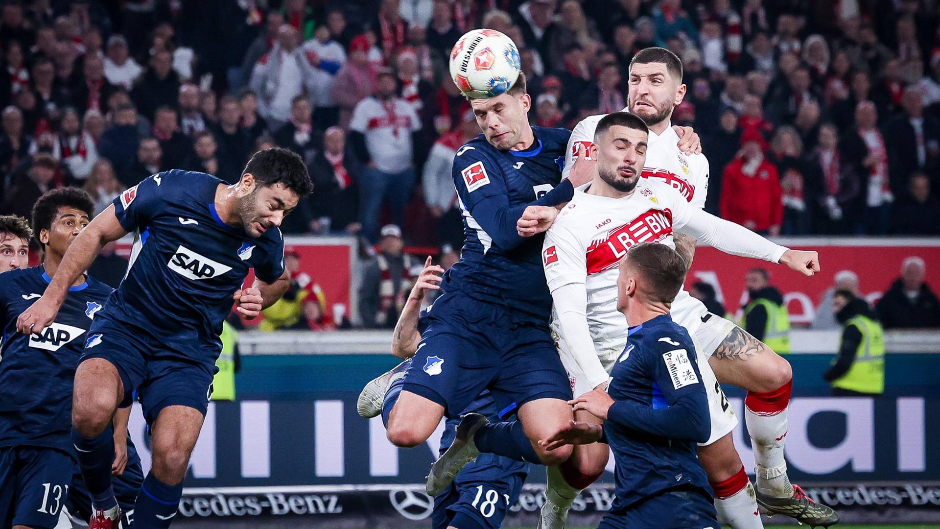 In der Bundesligapartie gegen die TSG Hoffenheim köpft Stuttgarts Deniz Undav den Ball ins Tor, der Treffer wird jedoch aberkannt
