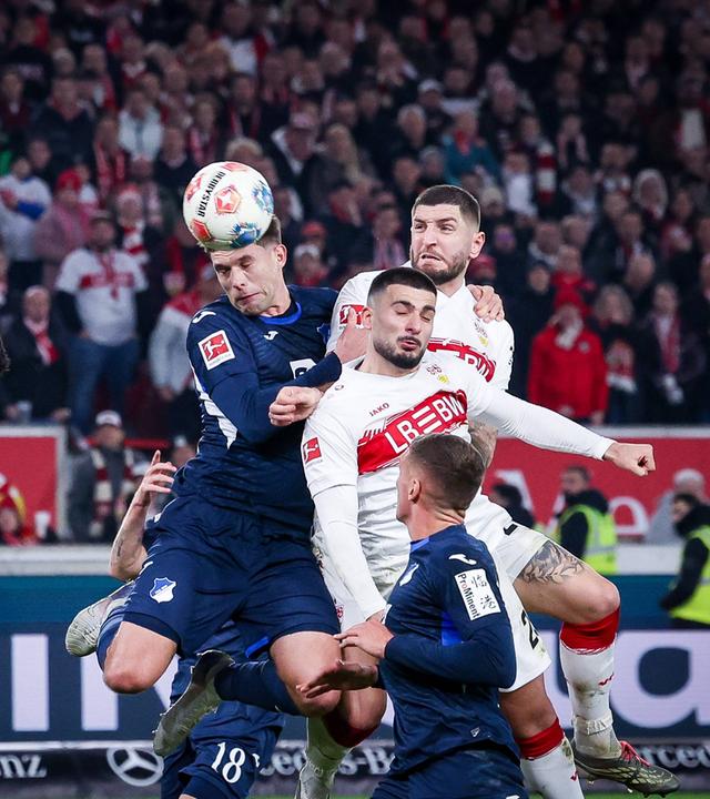In der Bundesligapartie gegen die TSG Hoffenheim köpft Stuttgarts Deniz Undav den Ball ins Tor, der Treffer wird jedoch aberkannt
