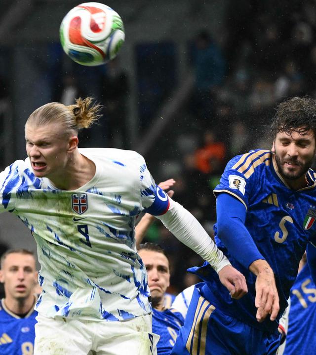 Der norwegische Nationalspieler Erling Haaland gewinnt den Luftzweikampf gegen den italienischen Kontrahenten Manuel Locatelli