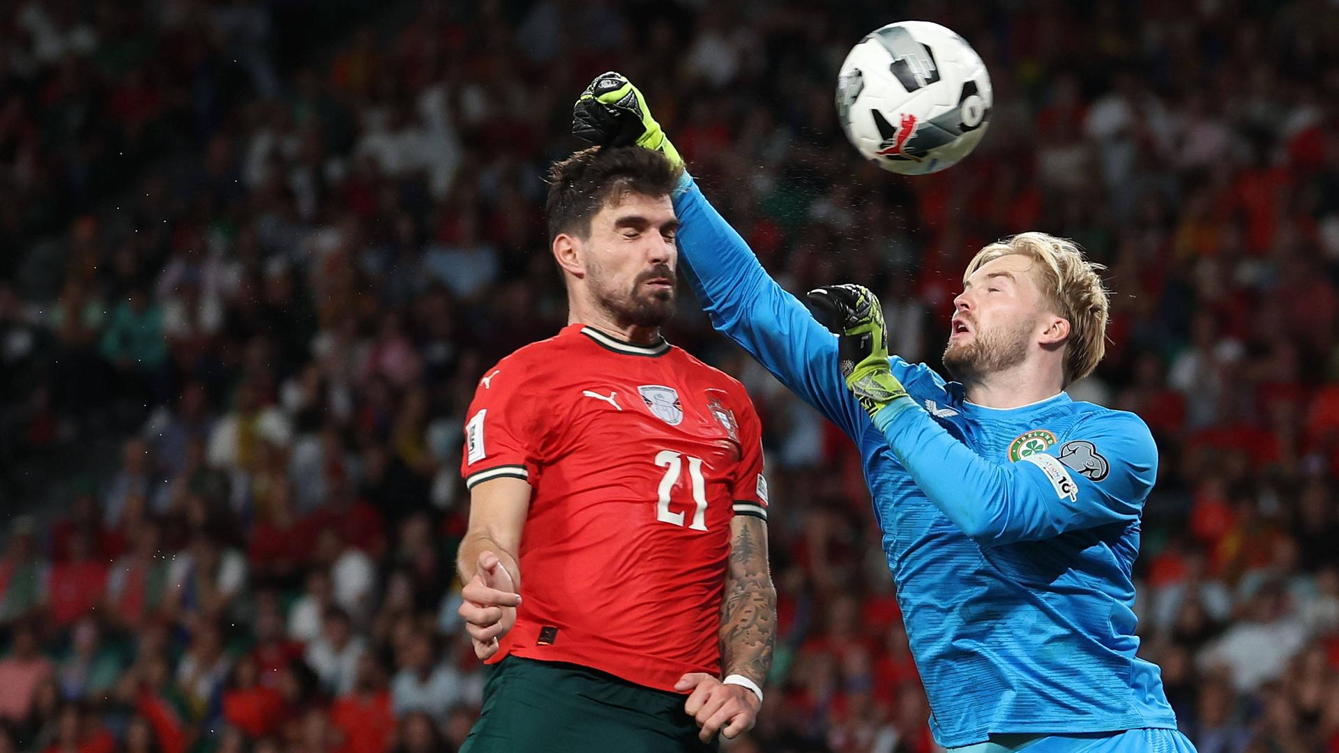 Im WM Qualifikationsspiel "Portugal gegen Irland" gelingt es dem Portugiesen Ruben Neves in der Nachspielzeit den Ball an Torwart Kelleher vorbei ins Tor zu köpfen und damit für den 1:0 Endstand zu sorgen.