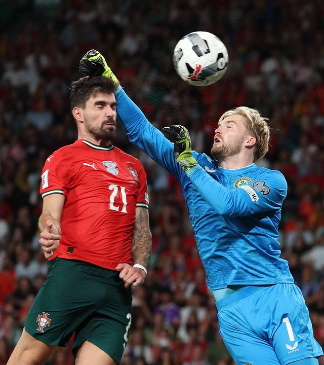 Im WM Qualifikationsspiel "Portugal gegen Irland" gelingt es dem Portugiesen Ruben Neves in der Nachspielzeit den Ball an Torwart Kelleher vorbei ins Tor zu köpfen und damit für den 1:0 Endstand zu sorgen.