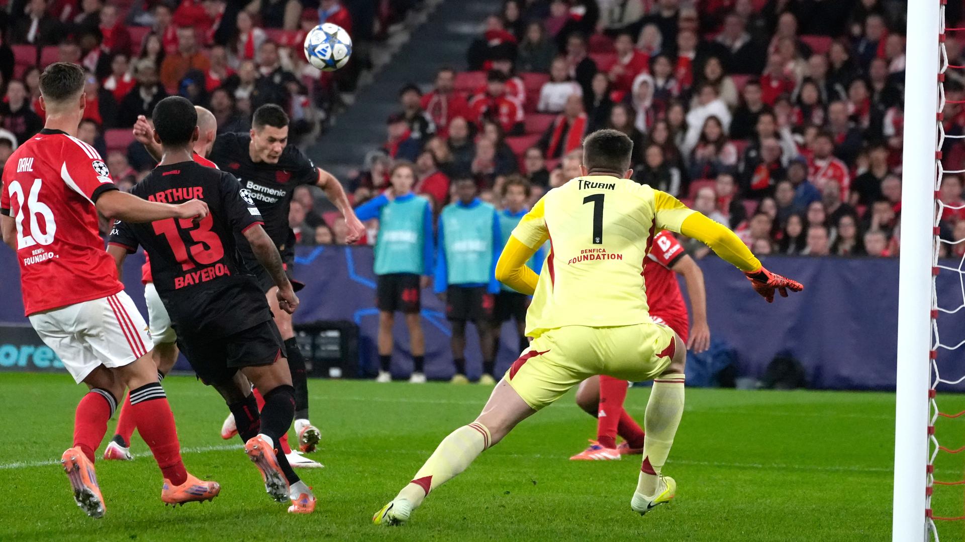 Leverkusens Patrick Schick köpft den Ball ins Tor und erzielt damit das 1:0 Bayer Leverkusen