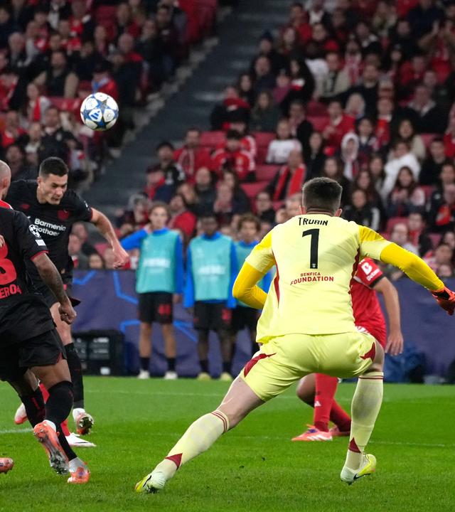 Leverkusens Patrick Schick köpft den Ball ins Tor und erzielt damit das 1:0 Bayer Leverkusen