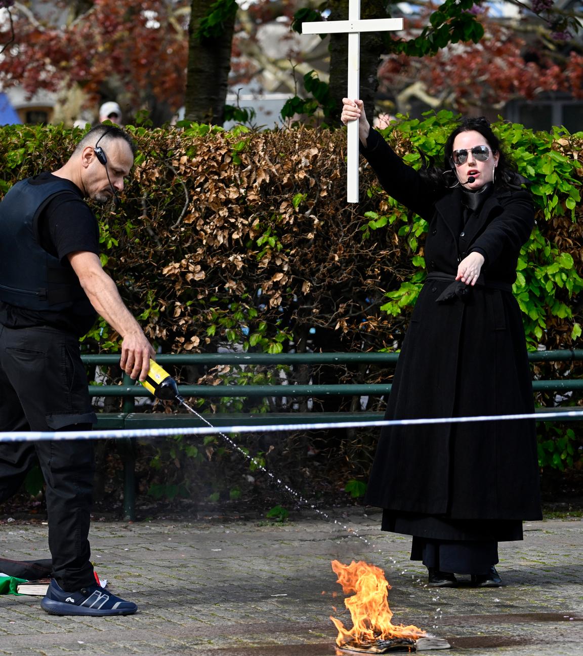 Salwan Najem und Jade Sandberg während einer öffentlichen Versammlung, bei der sie einen angeblichen Koran in Brand setzten, am Gustav Adolfs Torg in Malmö, Schweden, 03.05.2024. 