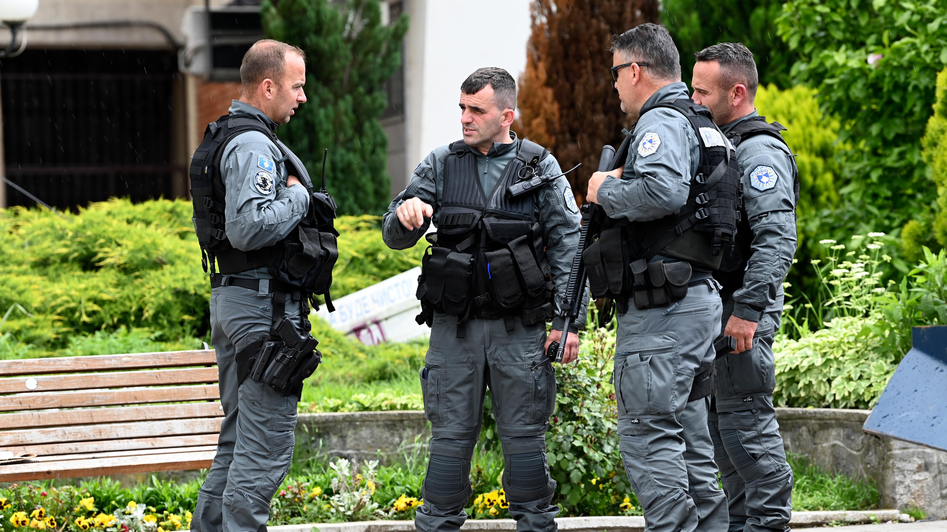 Kosovarische Polizisten sichern das Gebäude der Gemeinde in in Leposavic, Kosovo.