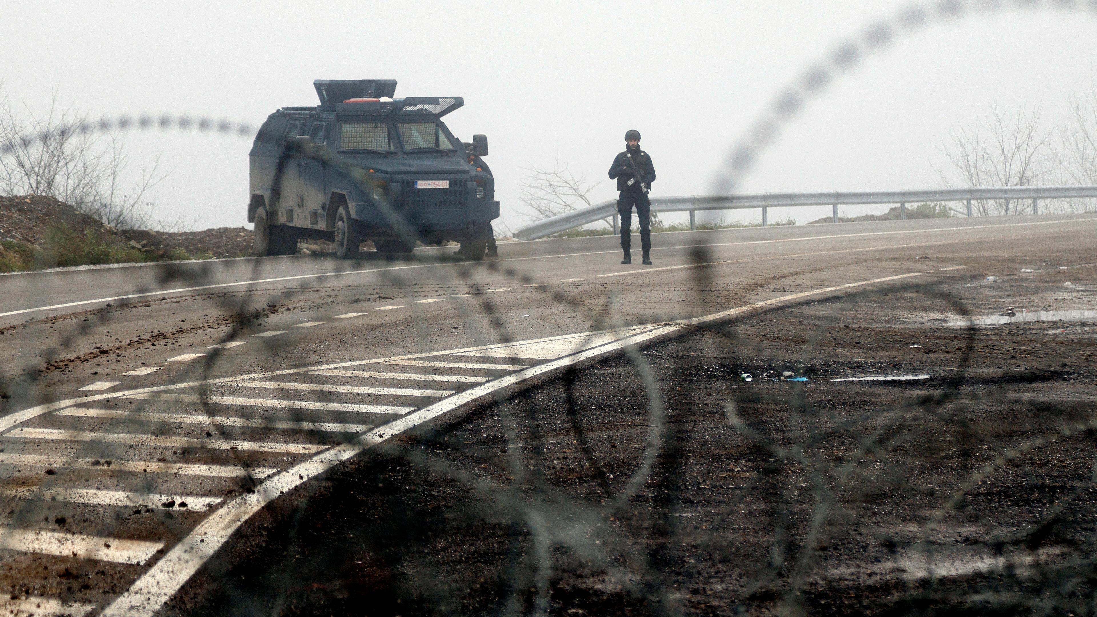 Kontrollpunkt vor Grenze Kosovo-Serbien