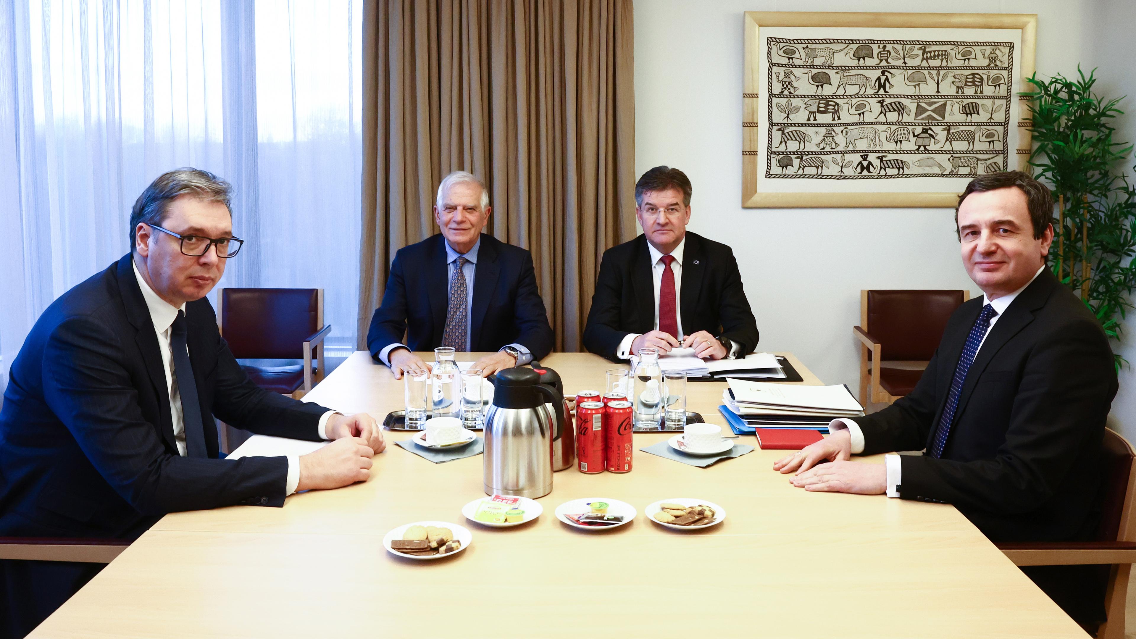 Serbiens Präsident Aleksandar Vucic (L), EU-Vertreter Josep Borrell (2-L) und Kosovos Premierminister Albin Kurti (R) zu Beginn eines trilateralen Treffen in Brüssel am 27.02.2023