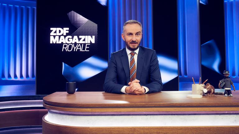 Jan Böhmermann am Show-Tisch des ZDF Magazin Royale