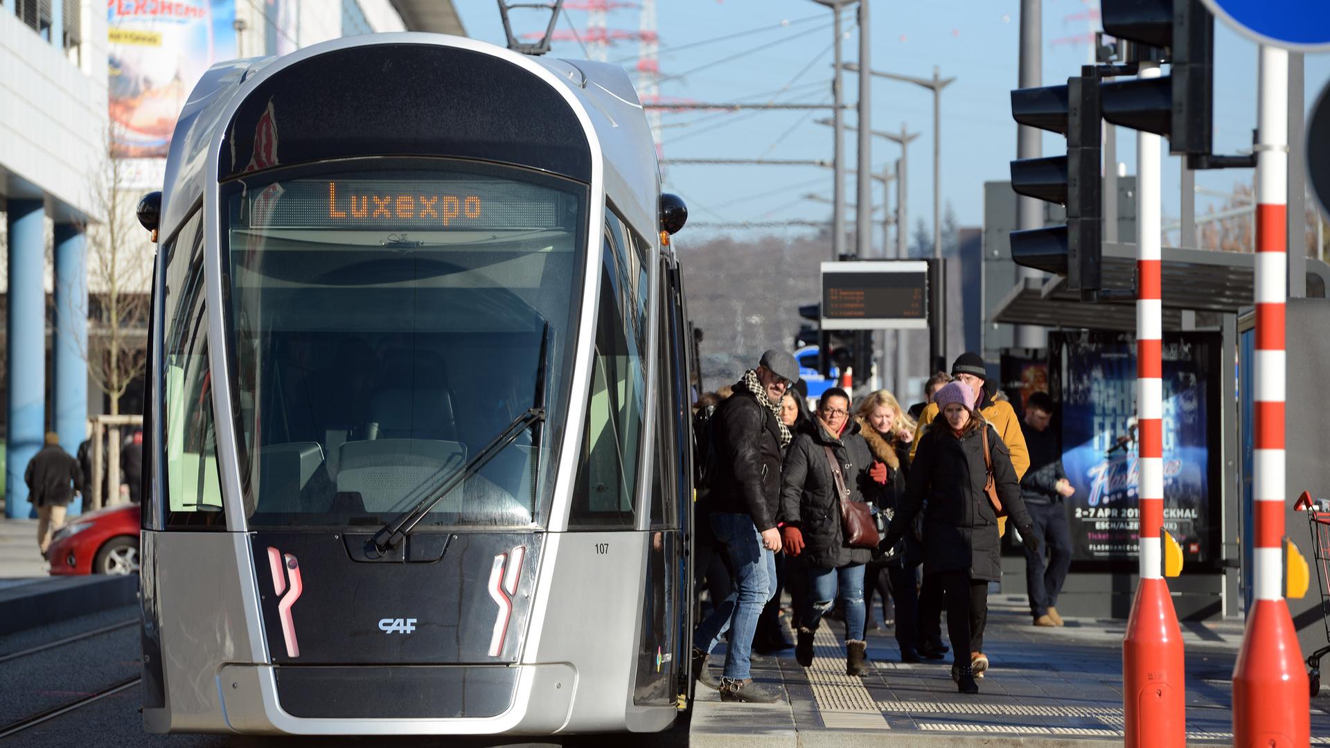 Menschen steigen aus der Tram in Luxemburg aus