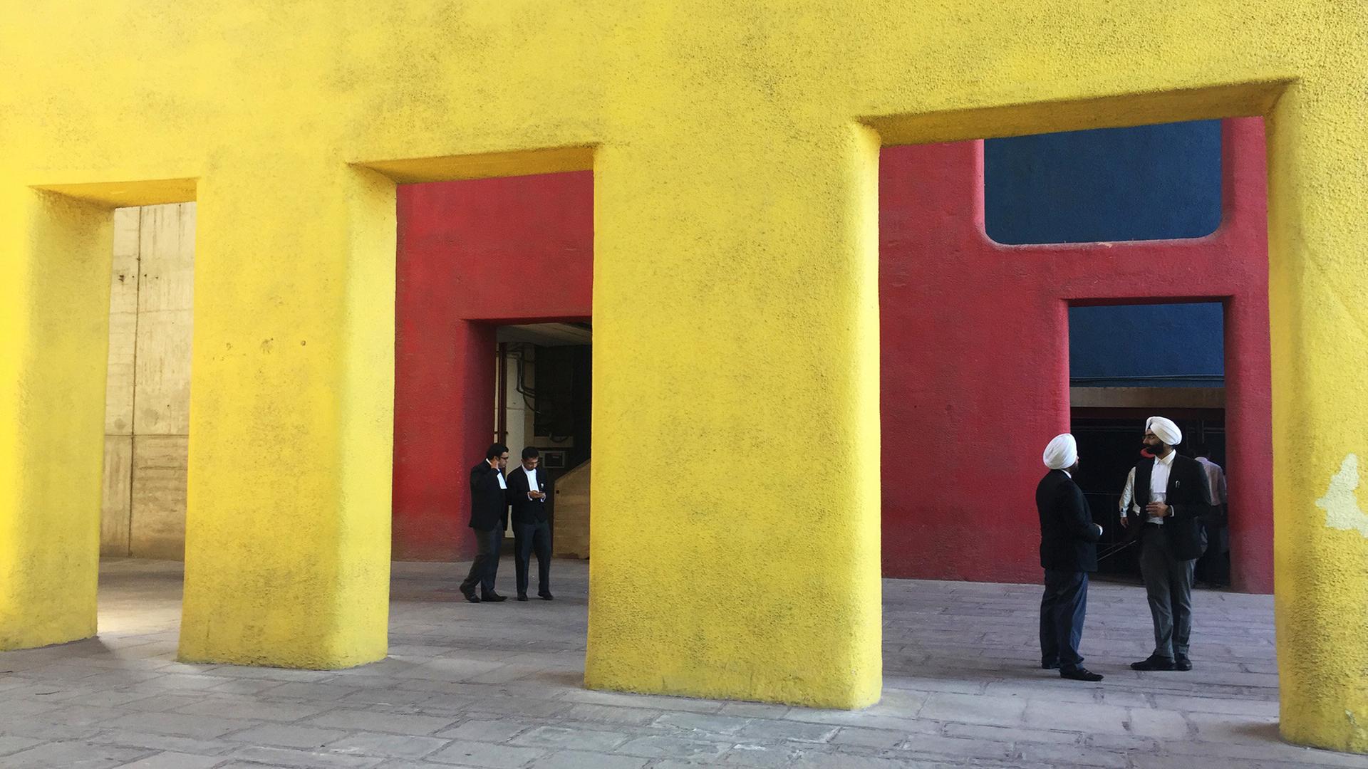 Die Vorhallen des Hohen Gerichts im Regierungsviertel entworfen von Le Corbusier und heute Unesco Weltkulturerbe. (Sektor 1)