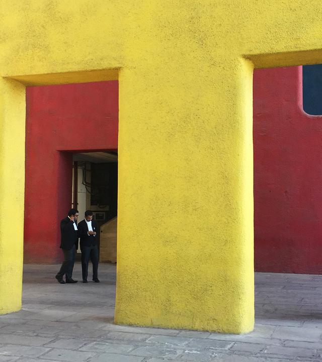 Die Vorhallen des Hohen Gerichts im Regierungsviertel entworfen von Le Corbusier und heute Unesco Weltkulturerbe. (Sektor 1)