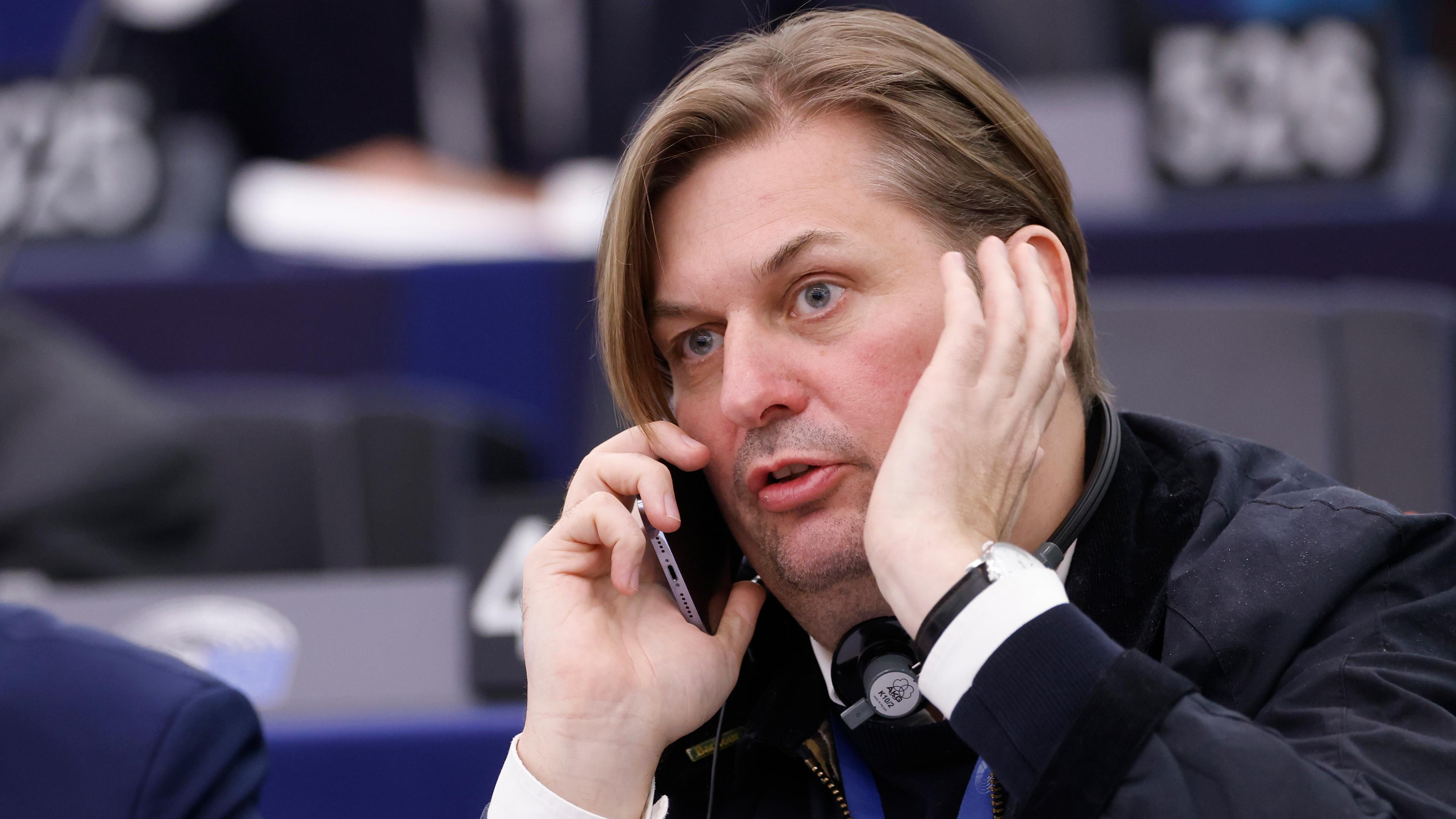 Frankreich, Straßburg: Maximilian Krah von der Alternative für Deutschland (AfD) telefoniert in einer Sitzung des Europäischen Parlaments teil.