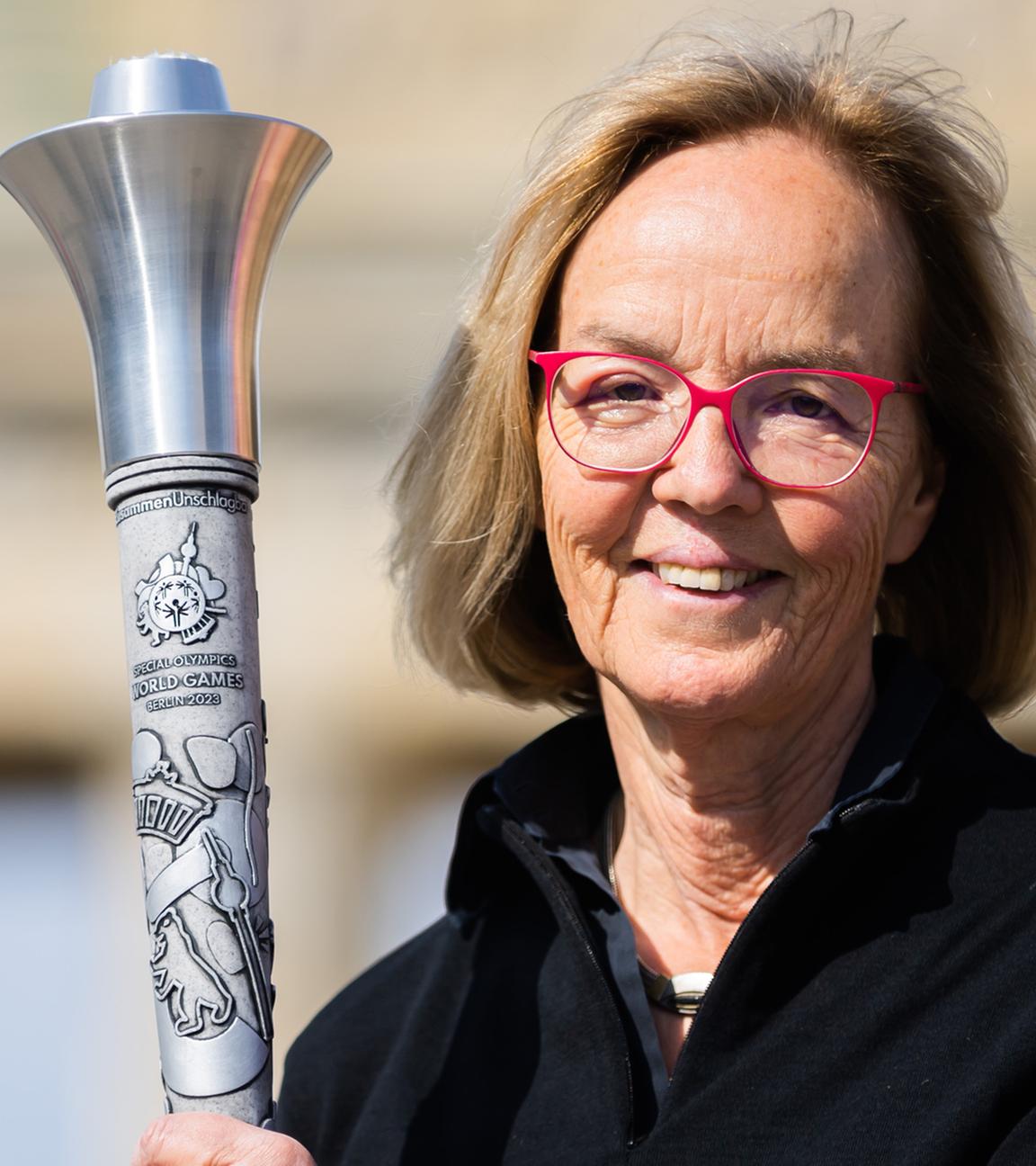Christiane Krajewski, Präsidentin von Special Olympics Deutschland (SOD), mit der Fackel für die Special Olympics World Games (Archivbild)