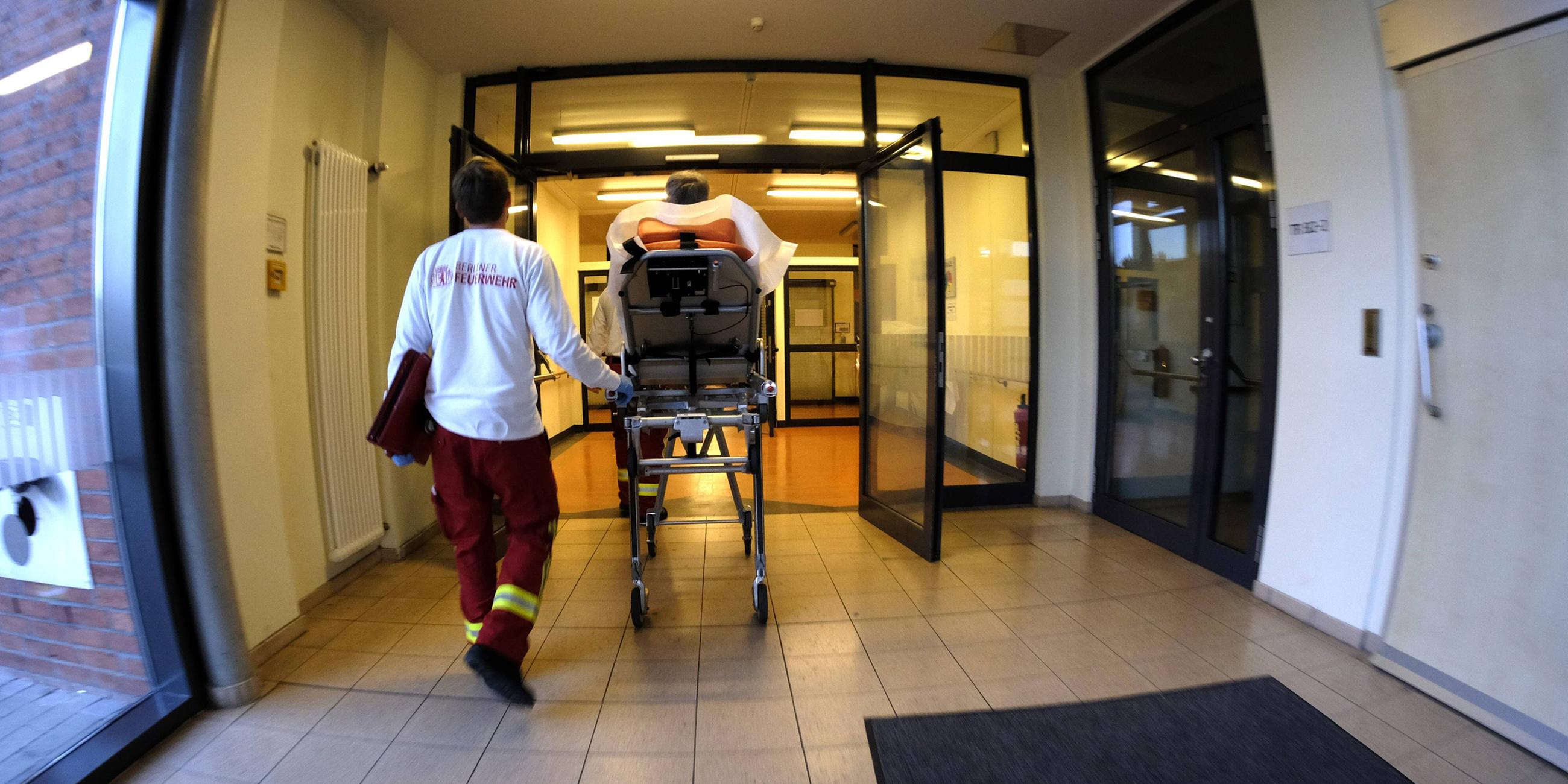Sanitäter der Berliner Feuerwehr mit einem Patienten auf dem Weg in ein Berliner Krankenhaus.