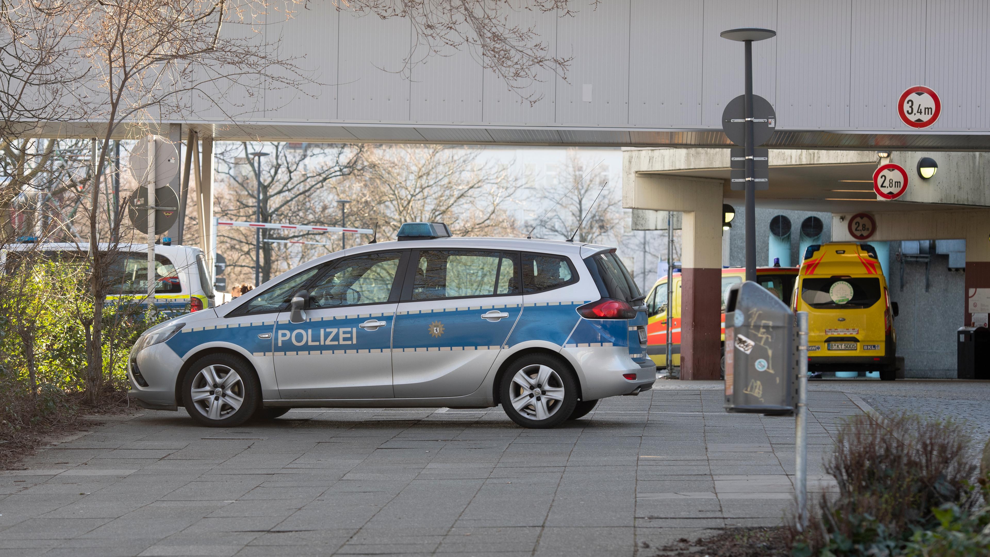 Ein Polizeiauto steht an der Zufahrt zur Rettungsstelle am Urban-Krankenhaus in Berlin.