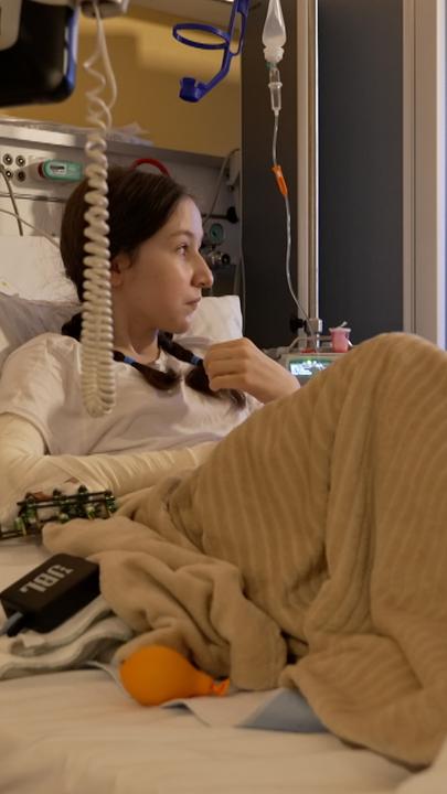 Kinderradio im Krankenhaus von Kindern für Kinder. Selbstproduziert im Krankenhaus. Toita muss die Tage vor Heiligabend im Krankenbett verbringen.