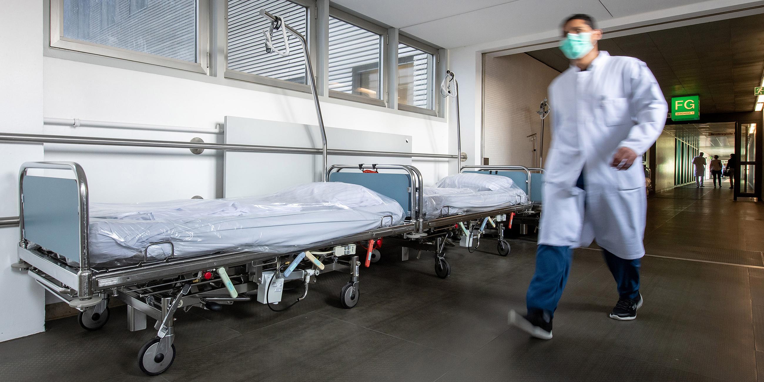 Archiv: Leere Patientenbetten steht im Krankenhaus Großhadern auf dem Gang am 09.04.2020 in München