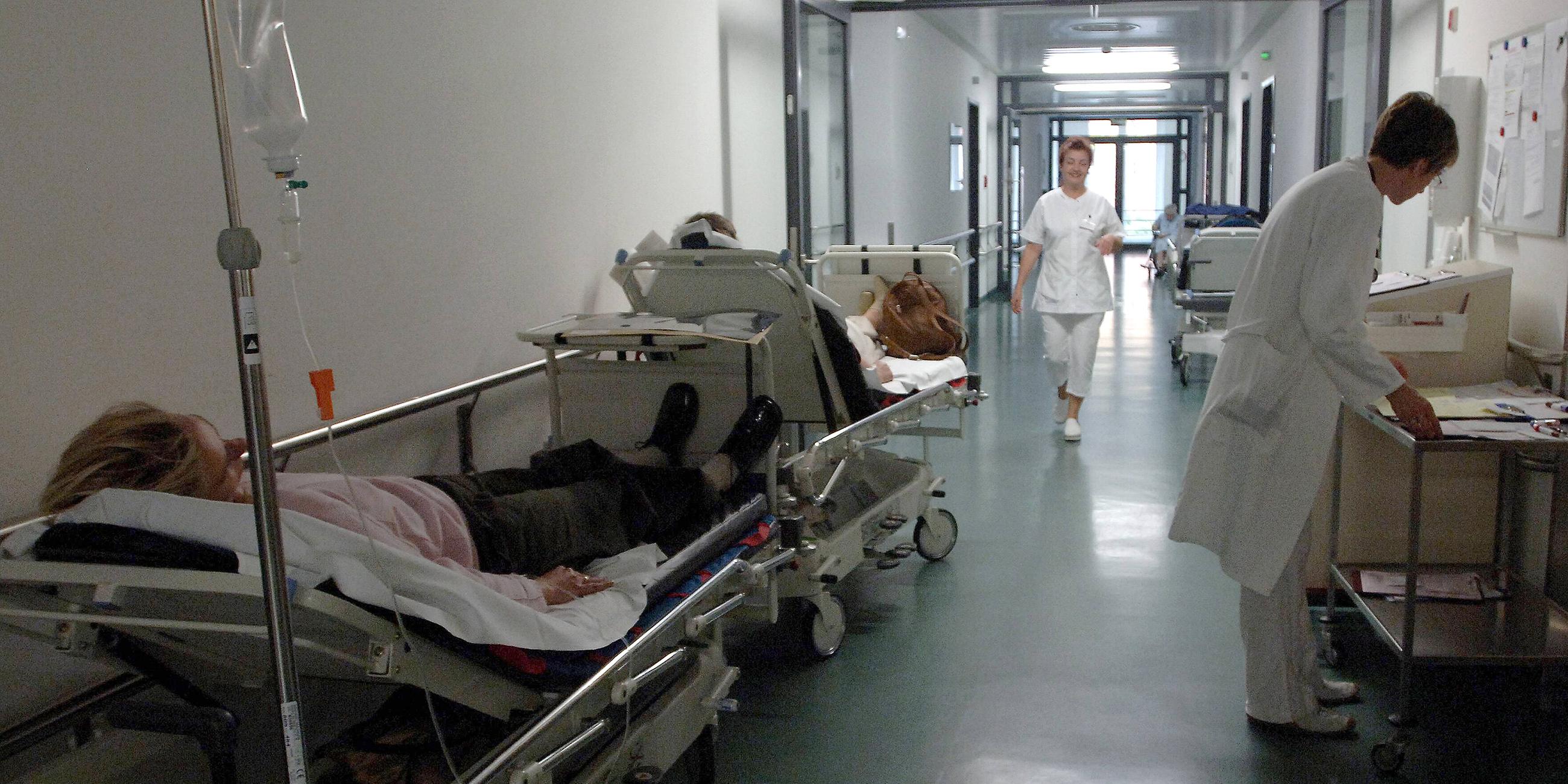 Patienten auf dem Flur eines Krankhauses in Berlin