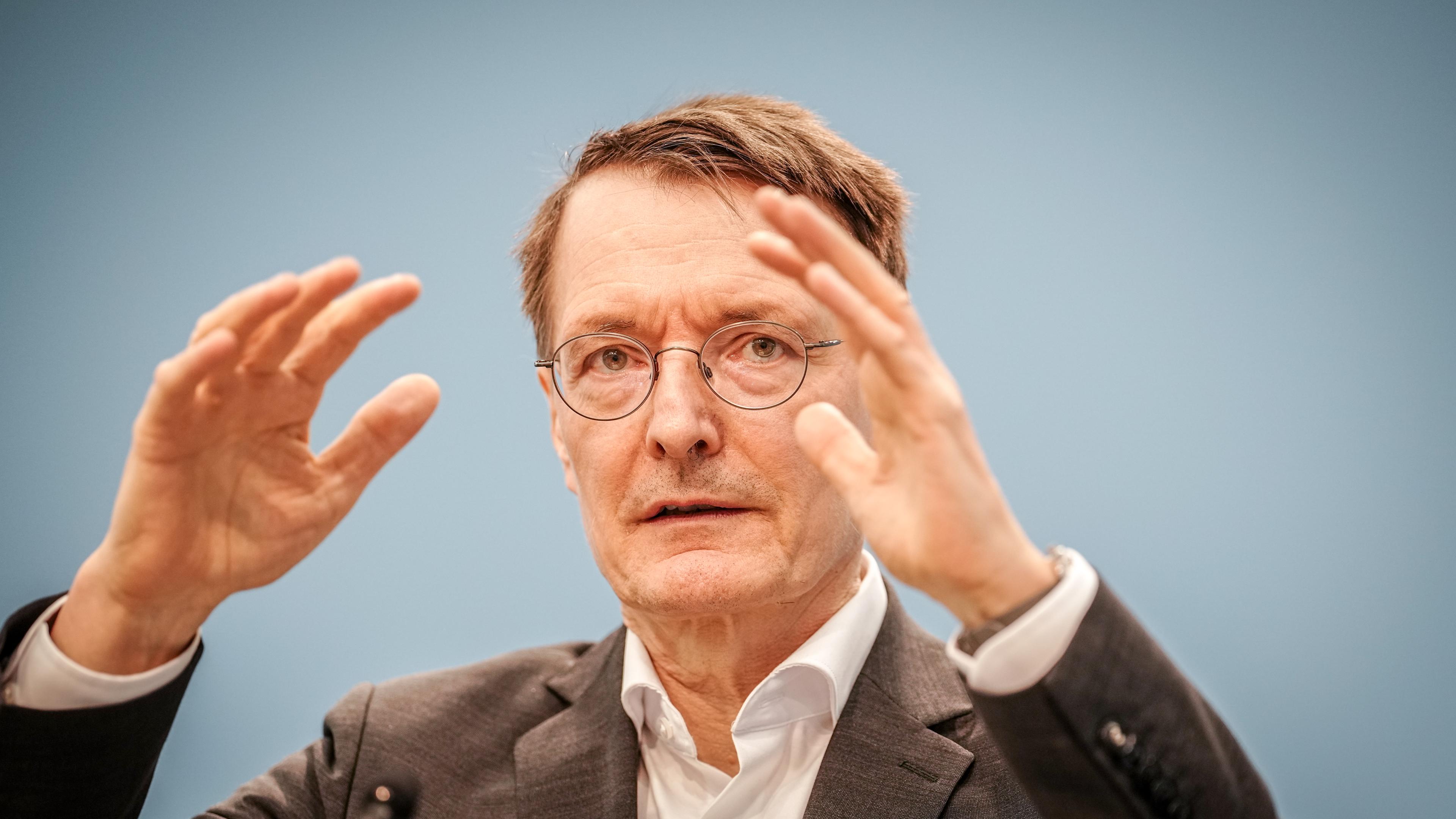 Karl Lauterbach (SPD), Bundesminister für Gesundheit, gibt am 11. April am Rande der Spitzengespräche zur geplanten Krankenhausreform eine Pressekonferenz in seinem Ministerium