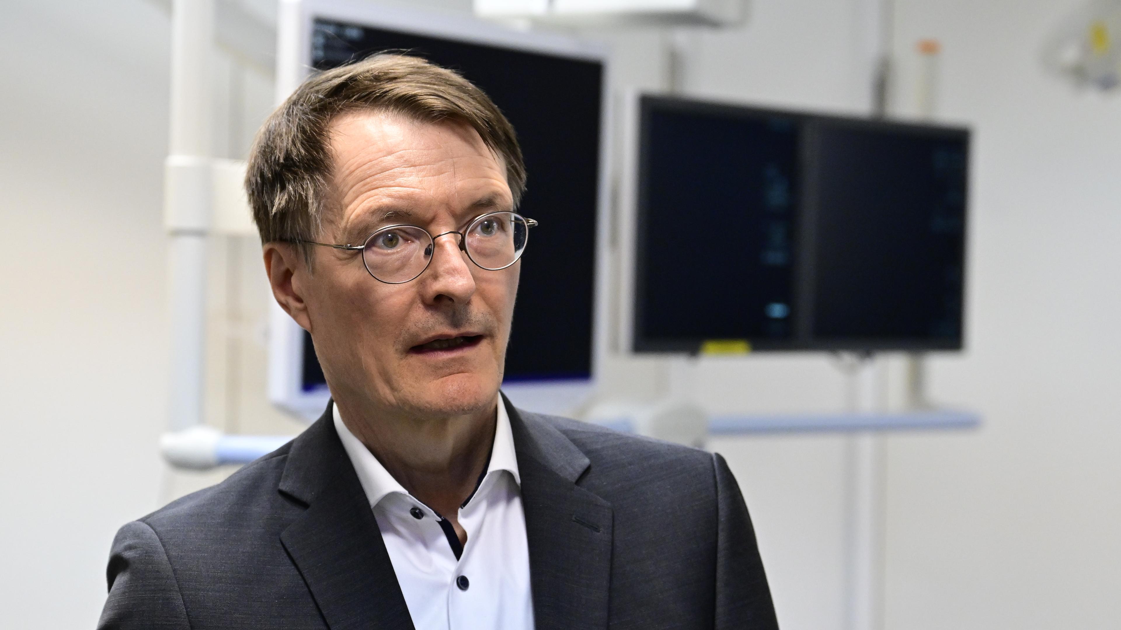 Bundesgesundheitsminister Karl Lauterbach (SPD) besucht die Endoskopieabteilung der Sana-Klinik in Berlin.