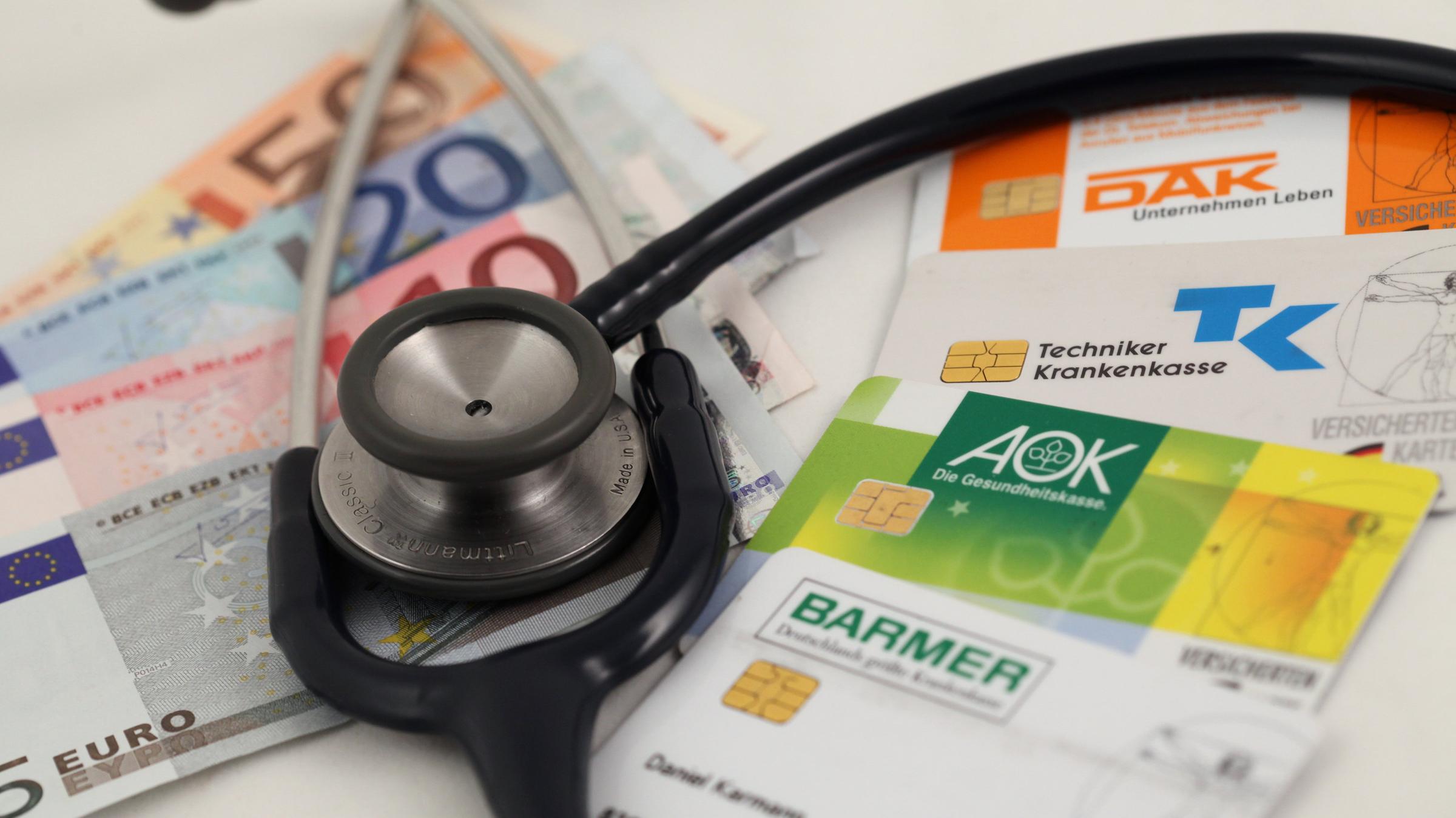 Versichertenkarten der deutschen Krankenkassen DAK, AOK, Barmer und Techniker Krankenkasse 