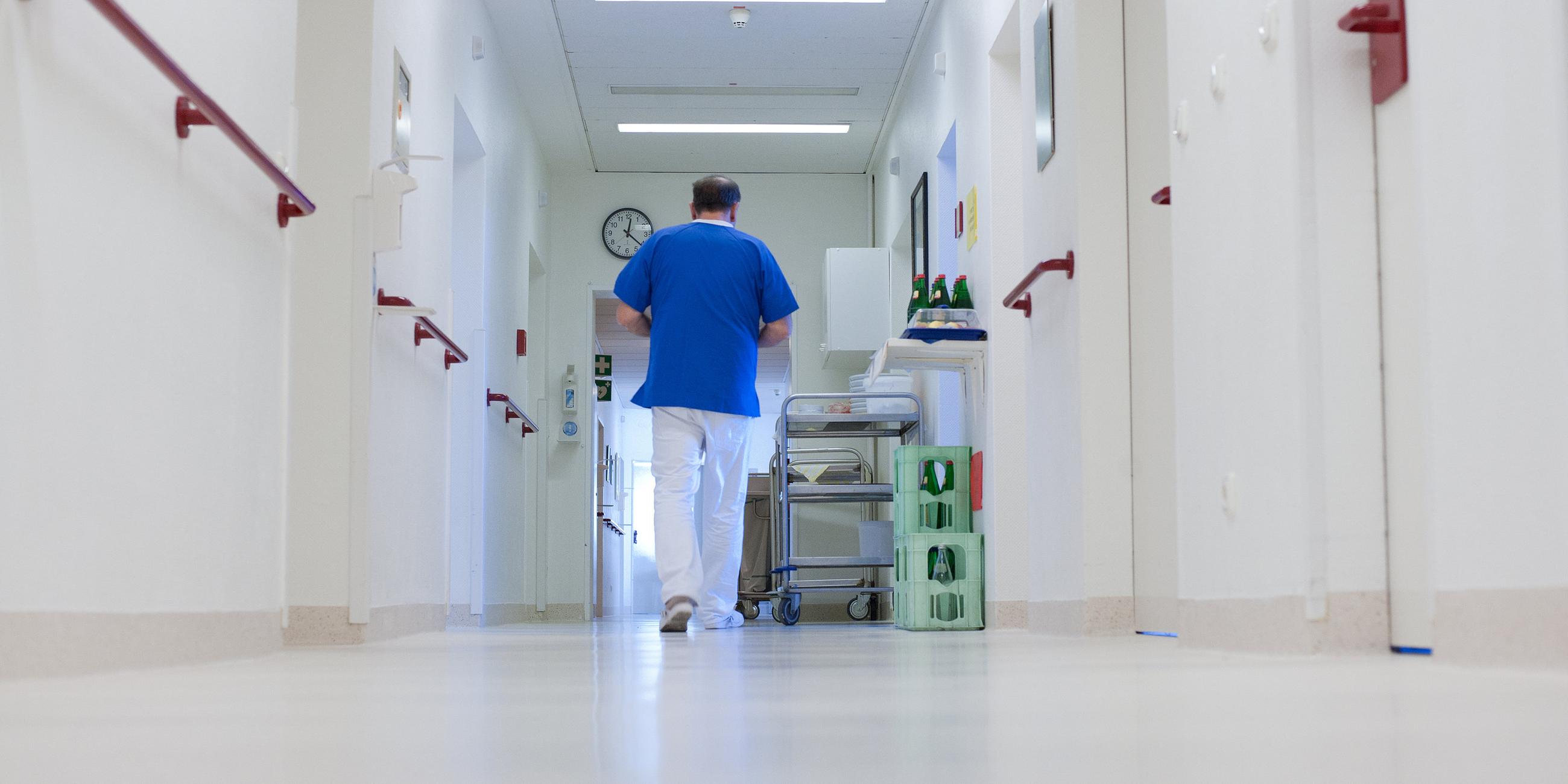 Ein Krankenpfleger über einen Flur im Krankenhaus von Salzhausen (Niedersachsen).