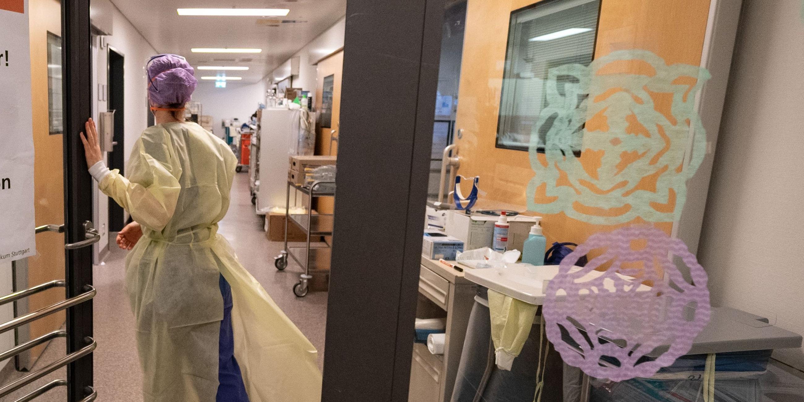 Baden-Württemberg, Stuttgart: Eine Krankenpflegerin betritt einen abgetrennten Bereich für Covid-19-Patienten in einem Klinikum.
