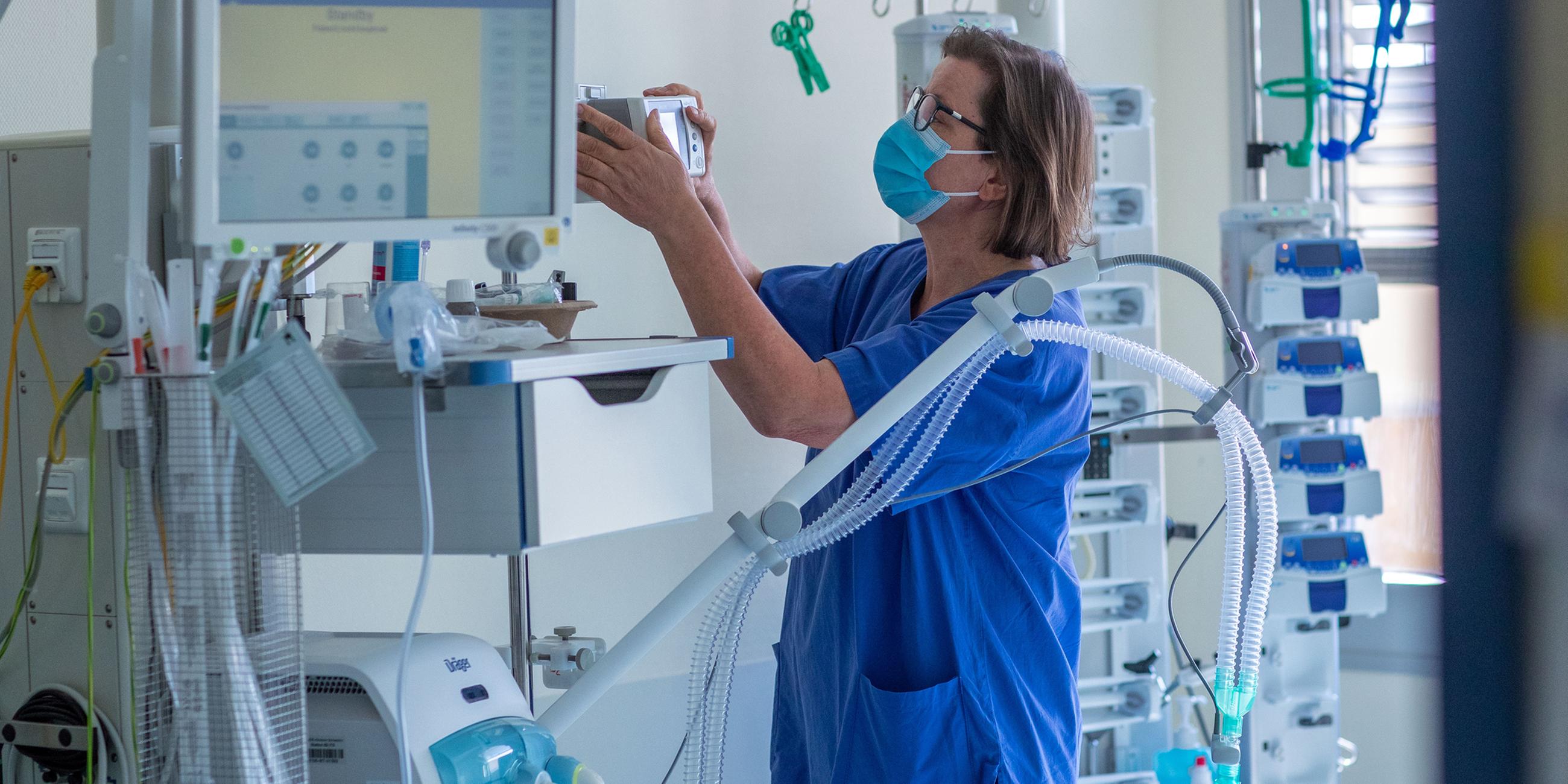 Eine Krankenschwester Cornelia Möller prüft ein Beatmungsgeräte in einem Zimmer der Intensivstation in der Helios-Klinik am 26.03.2020 in Schwerin.
