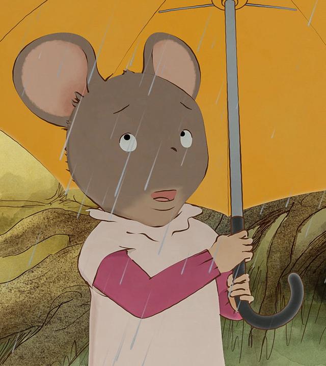 Celestine läuft mit ihrem orangefarbenen Regenschirm durch den Regen.