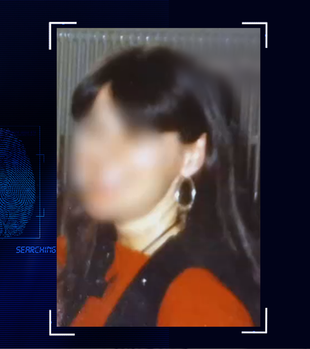 Portraitfoto des Opfers. Eine junge Frau mit langen schwarzen Haaren. Das Gesicht wurde technisch verfremdet. Links daneben: Lichtschematische Darstellung eines Fingerabdrucks.