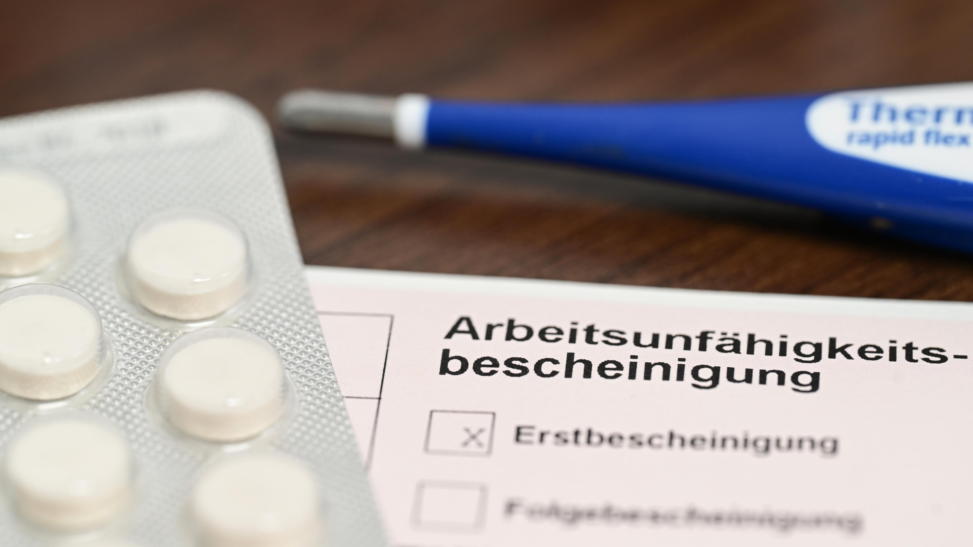 Krankschreibung - Krankmeldung, Fieberthermometer und Medikamente