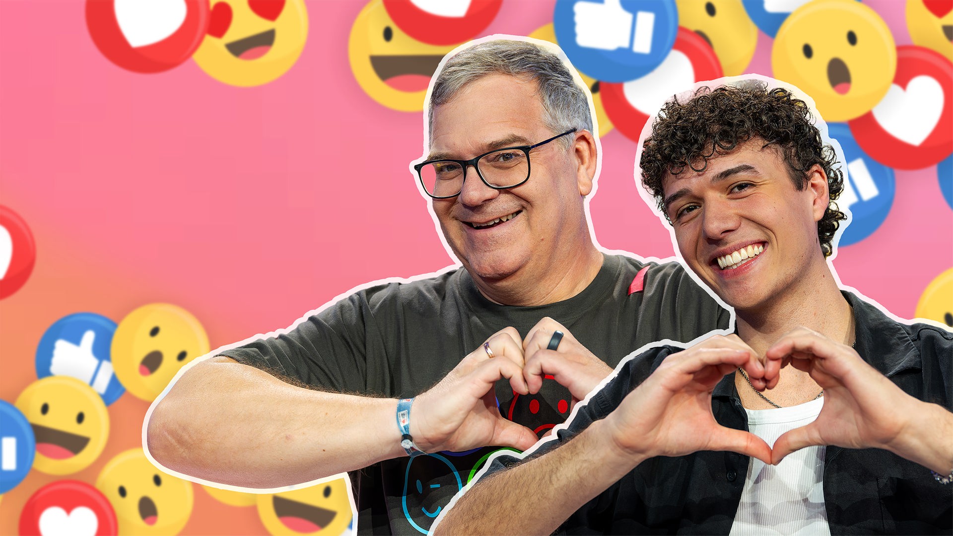 Elton und Levent Geiger lächeln in die Kamera und formen mit den Händen ein Herz. Der Hintergrund zeigt bunte Emoji-Symbole.