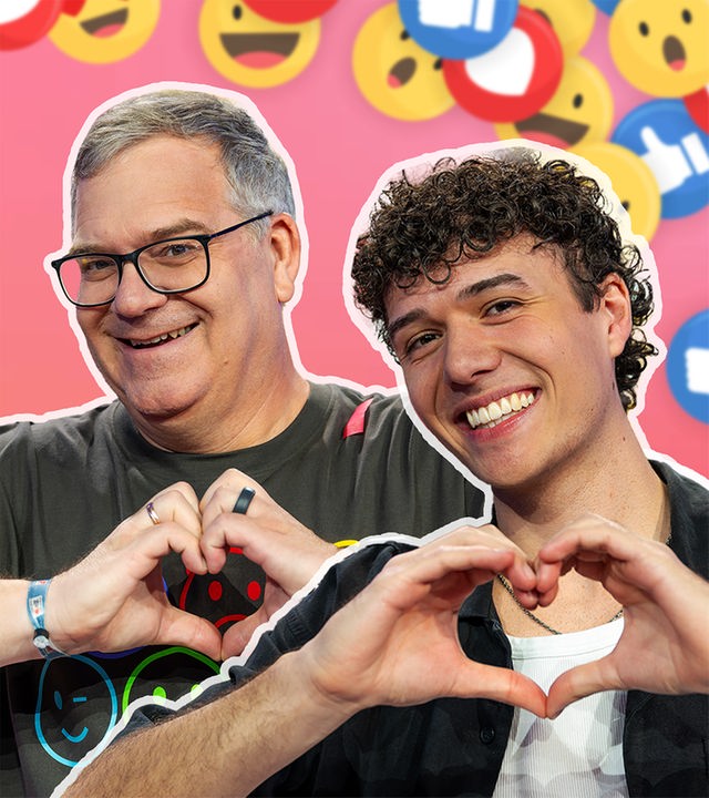 Elton und Levent Geiger lächeln in die Kamera und formen mit den Händen ein Herz. Der Hintergrund zeigt bunte Emoji-Symbole.