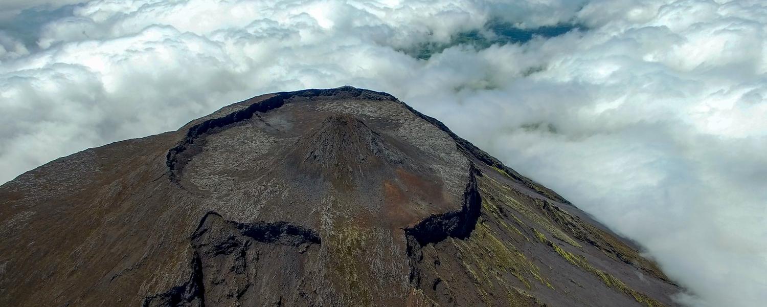 Die Spitze des Vulkans "Ponta do Pico" mit seinem markanten Krater