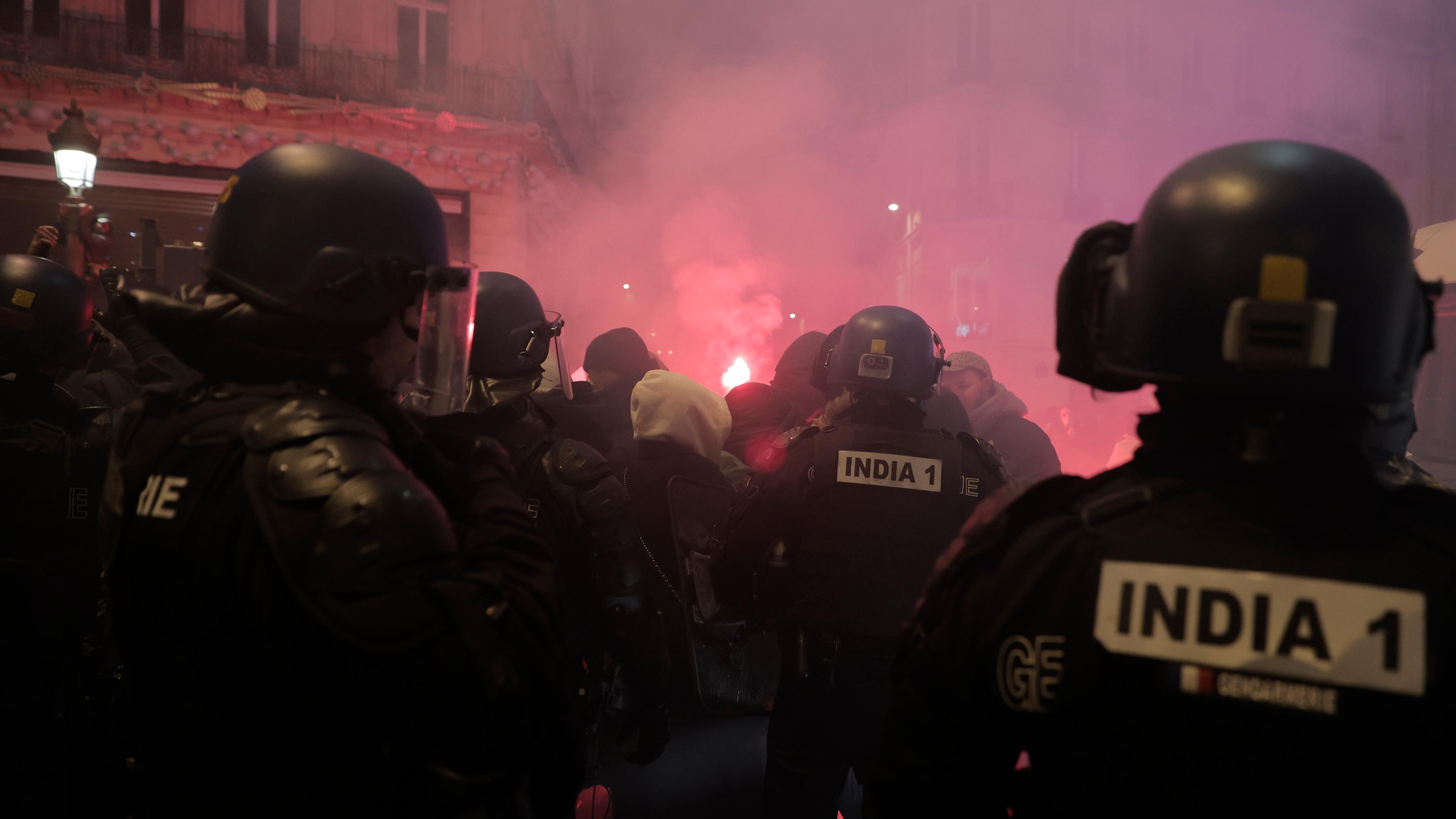 Polizisten in Paris im Einsatz im Anschluss an die WM-Niederlage Marokkos gegen Frankreich.