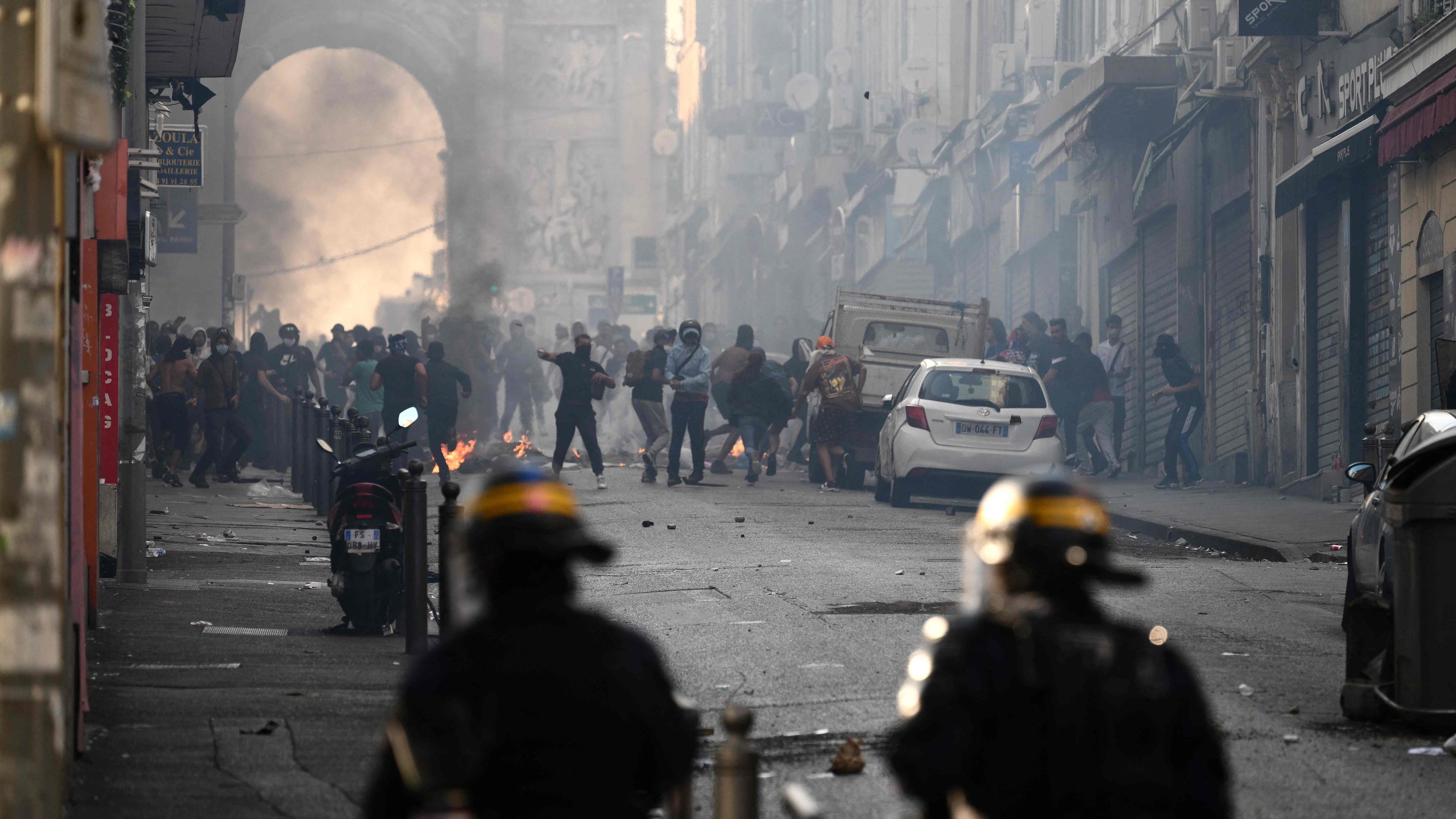 Am 30. Juni 2023 kam es an der Porte d'Aix in Marseille, Südfrankreich, zu Zusammenstößen zwischen Demonstranten und der CRS-Bereitschaftspolizei, weil die französische Polizei am 27. 06. in einem Pariser Vorort einen jugendlichen Fahrer erschossen hatte. 